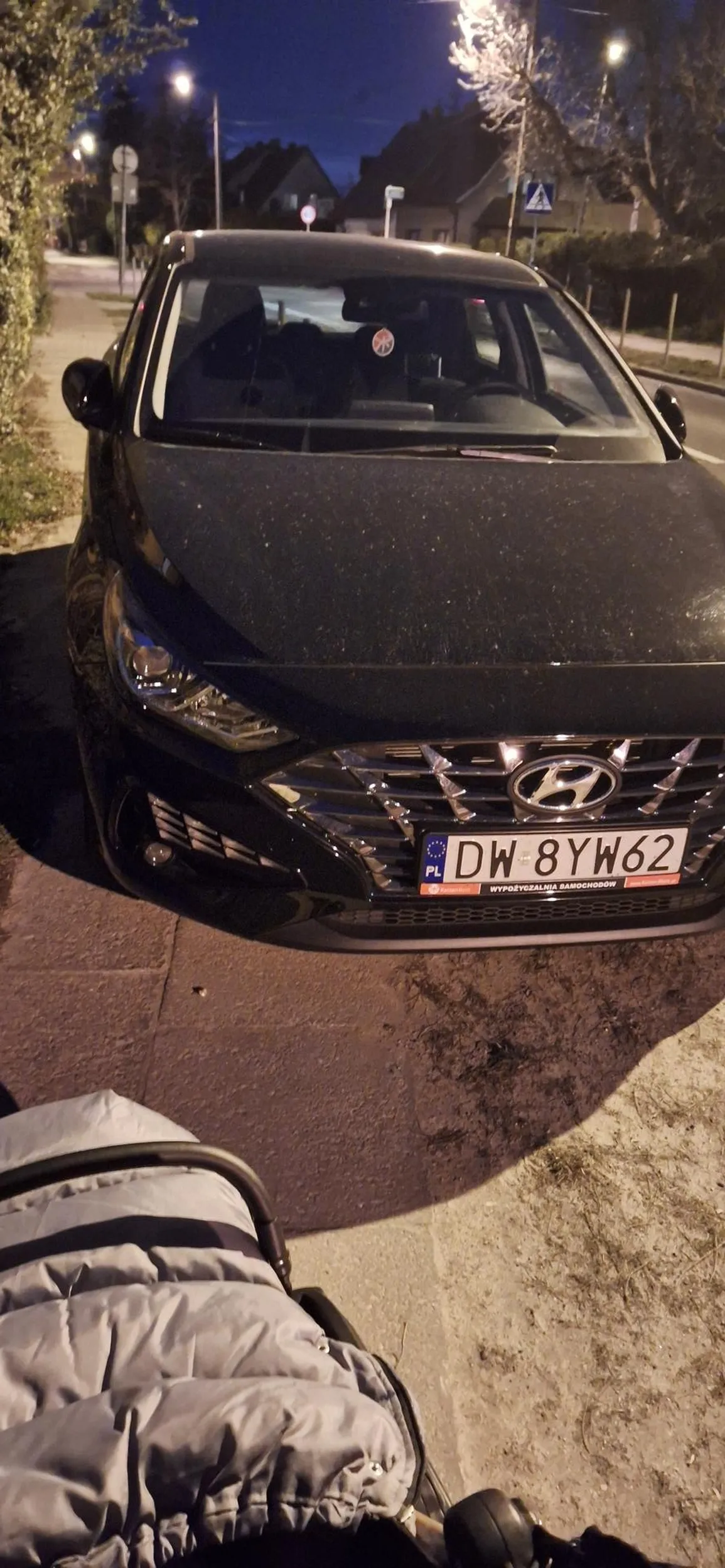 Sam środek chodnika.....ciekawe jak tu przejsc z wózkiem? Gratuluję pomyślunku....oby następnym razem ktoś zarysował auto..będzie najlepiej :)