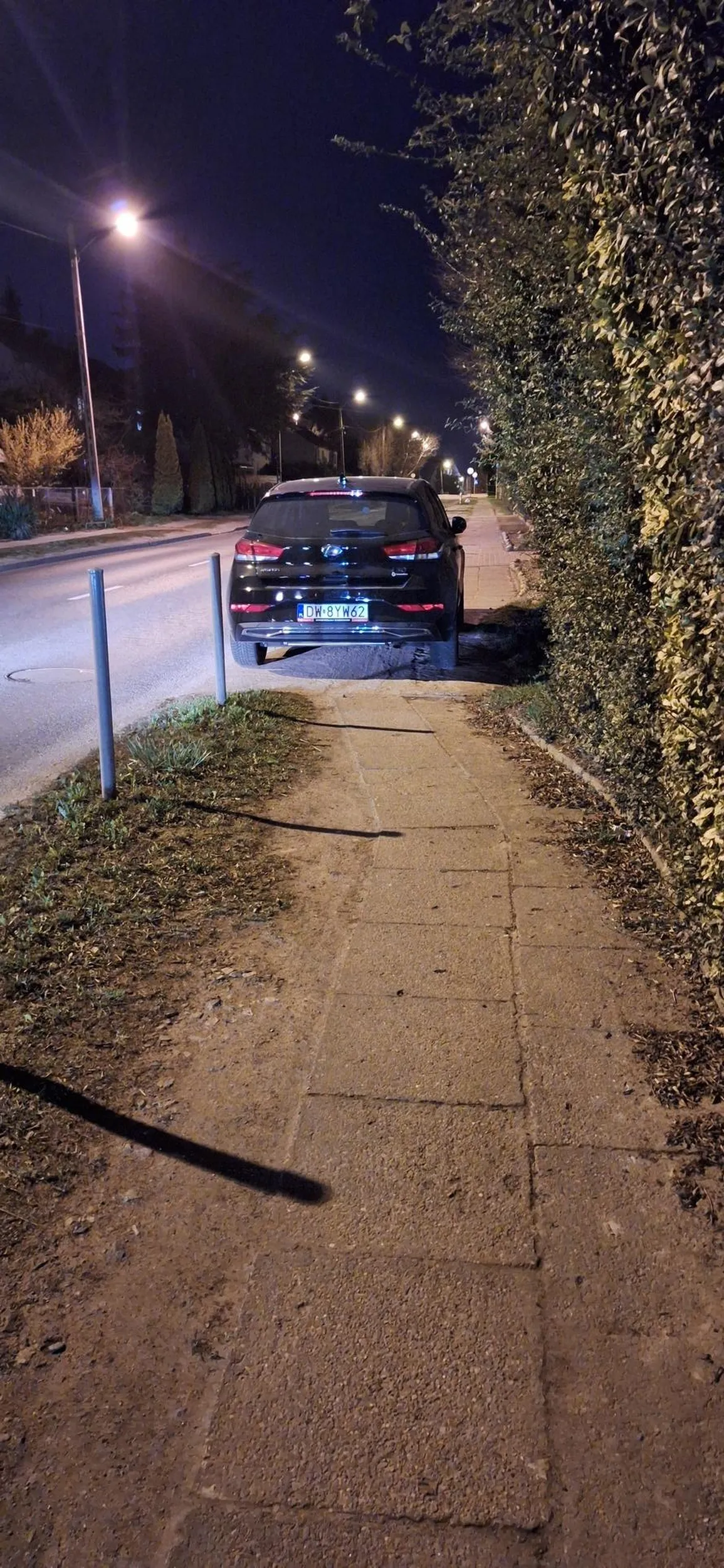 Sam środek chodnika.....ciekawe jak tu przejsc z wózkiem? Gratuluję pomyślunku....oby następnym razem ktoś zarysował auto..będzie najlepiej :)