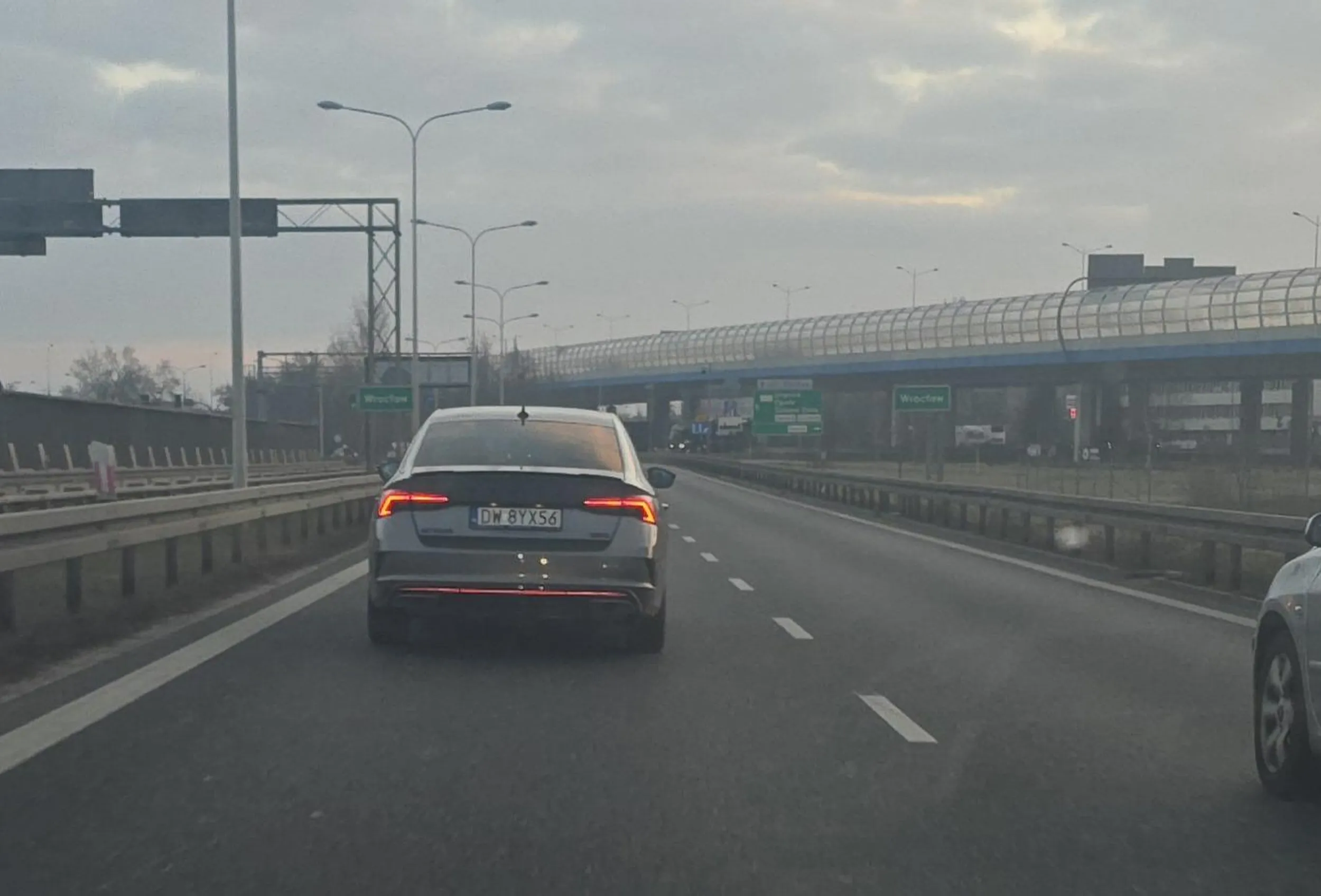 Gościu mruga na autostradzie na ludzi. Po czym jak z prostej autostrady zjedzie to jedzie jak pipeczka lewy pas blokując. Ktoś wie czy to mały, łysy w okularach knypek z małym ujem?