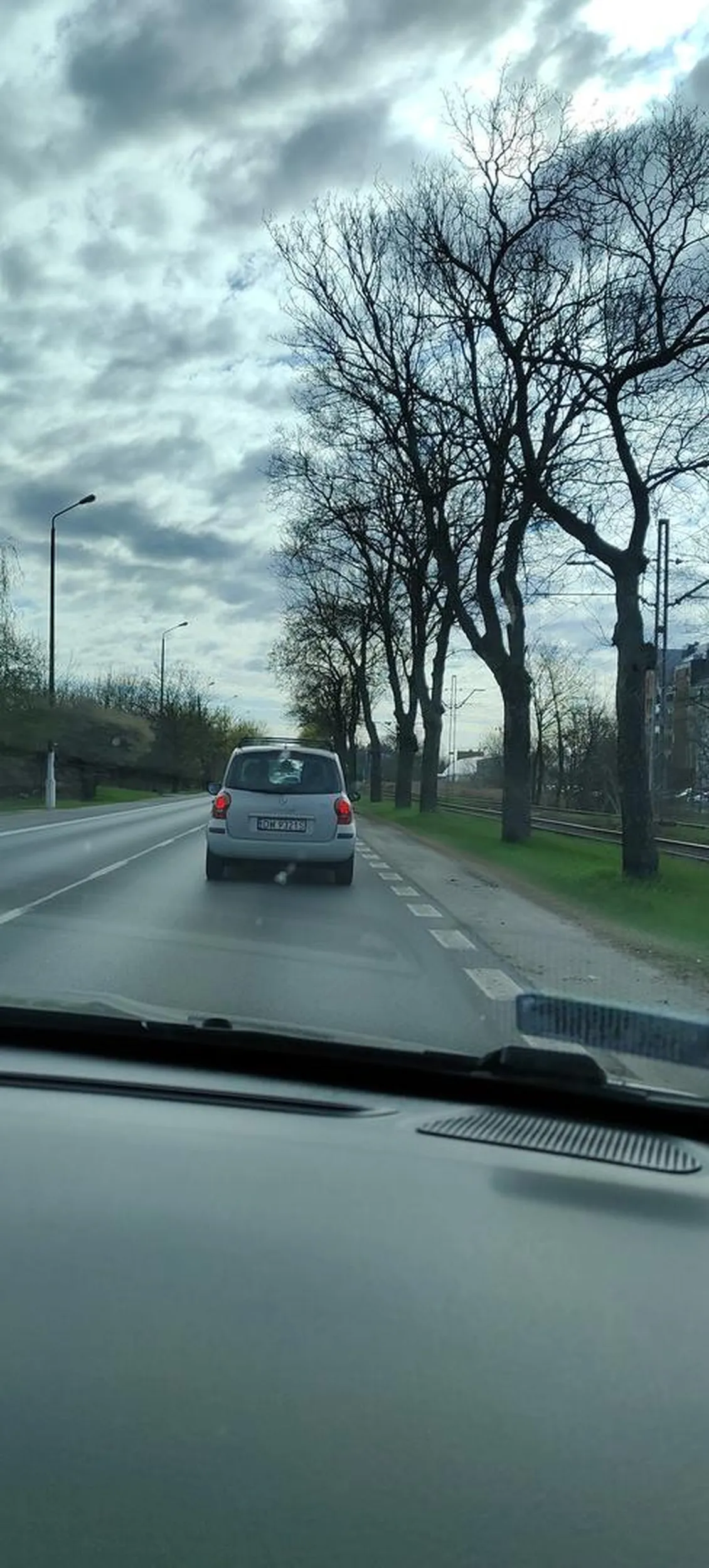 Uwaga.Jedzie wpatrzony w telefon na kolanach.