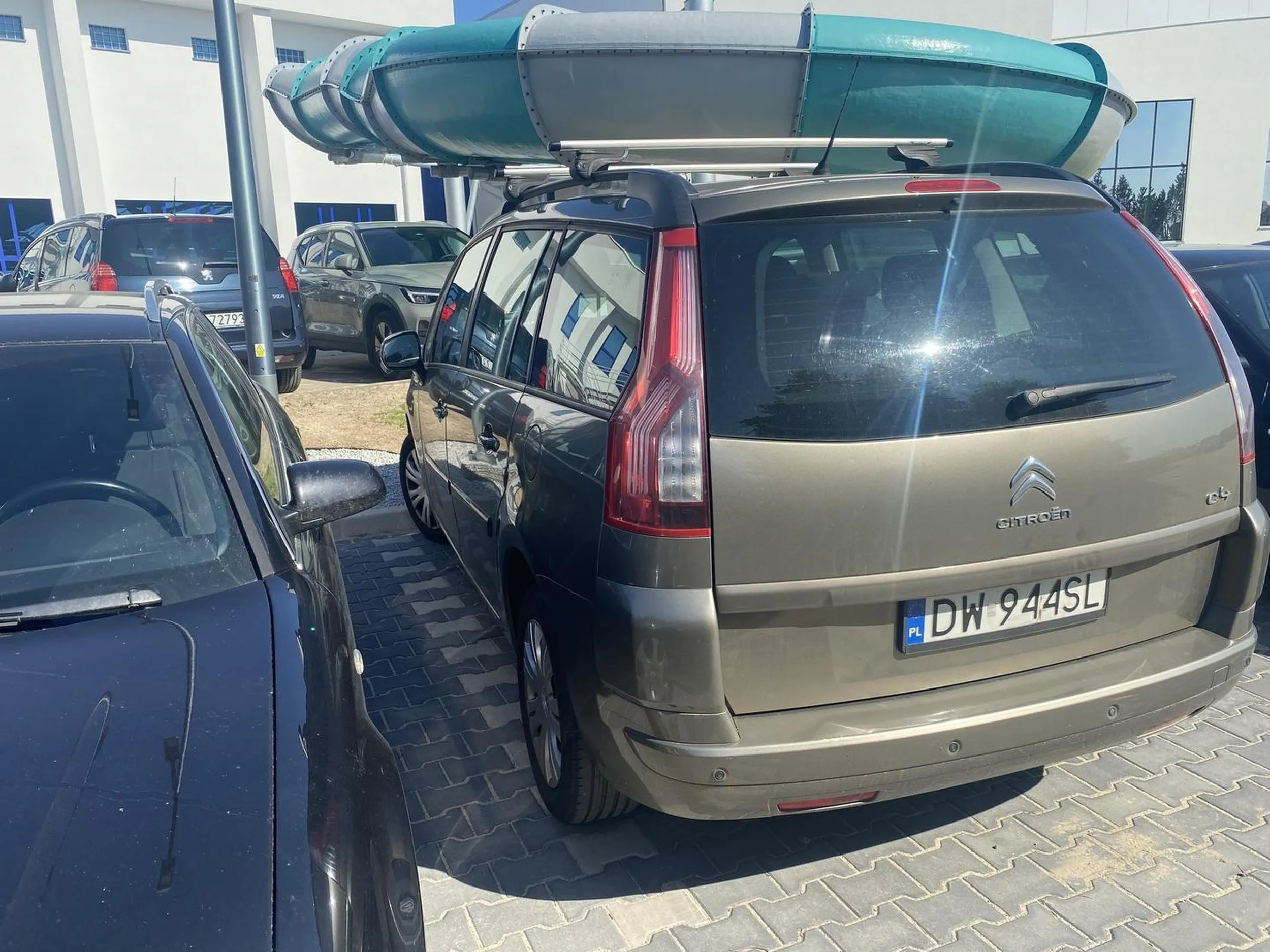 Kolego Polecam nauczyc sie parkowac bo kierowca nie mogl drzwi otworzyc ;) życze rys na karoserii z takim parkowaniem polkowice nie pozdrawiają