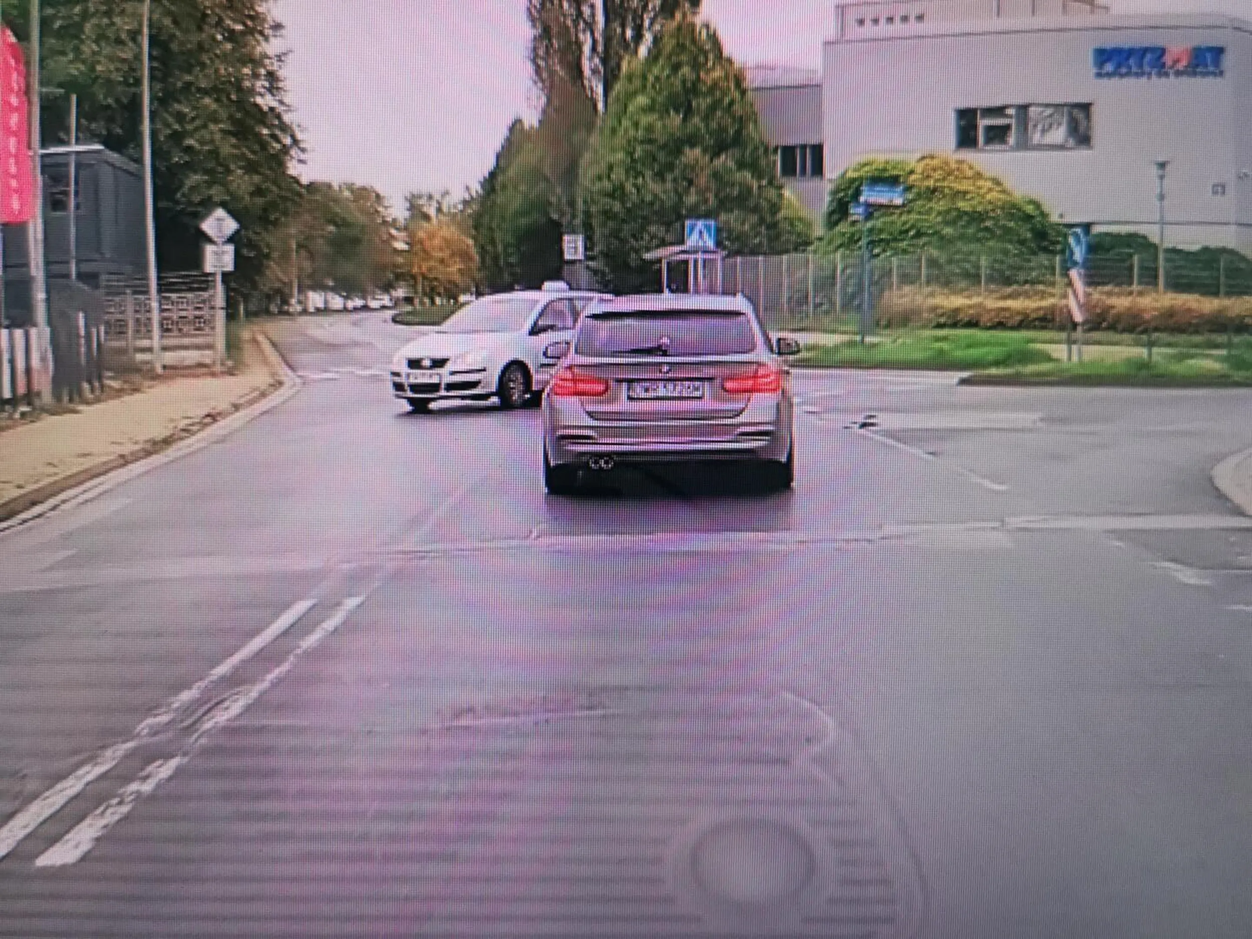 Wymuszenie przez taxi... Jeszcze z pasażerami... Brak słów.