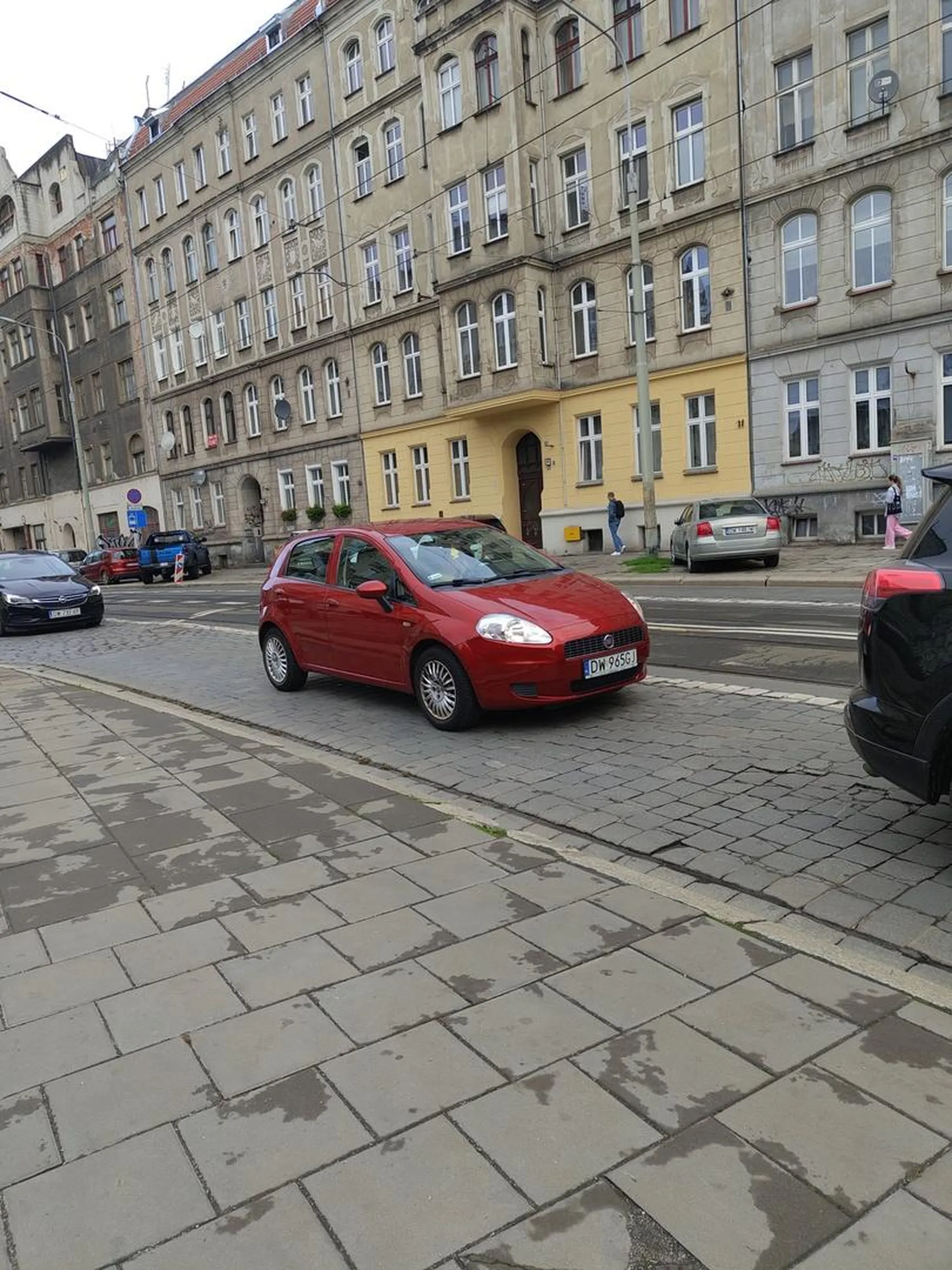 Pani kierująca tym pojazdem stanowi niebezpieczeństwo w ruchu drogowym. Przez przejścia dla pieszych przejeżdża nierozważnie, następnie prowadząc samochód próbuje nagrywać telefonem pieszego, którego prawie uderzyła swoim samochodem. Mniej telefonu, więcej rozwagi Pani życzę.