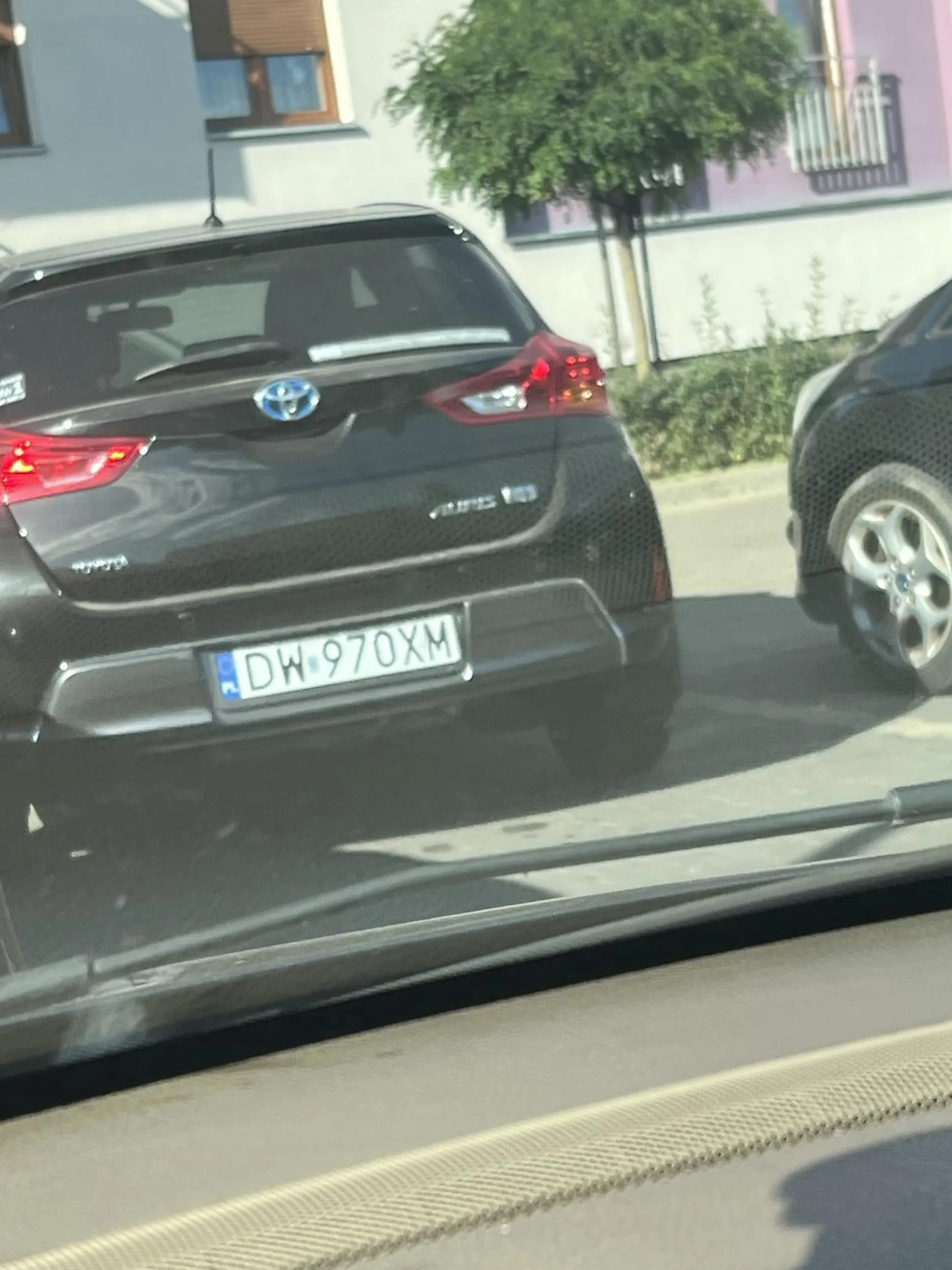 Uderzyła mi w auto na parkingu gdy w nim siedziałem ignorując to Poszła to sklepu i pojechała dalej gdy wyszedłem była rysa
