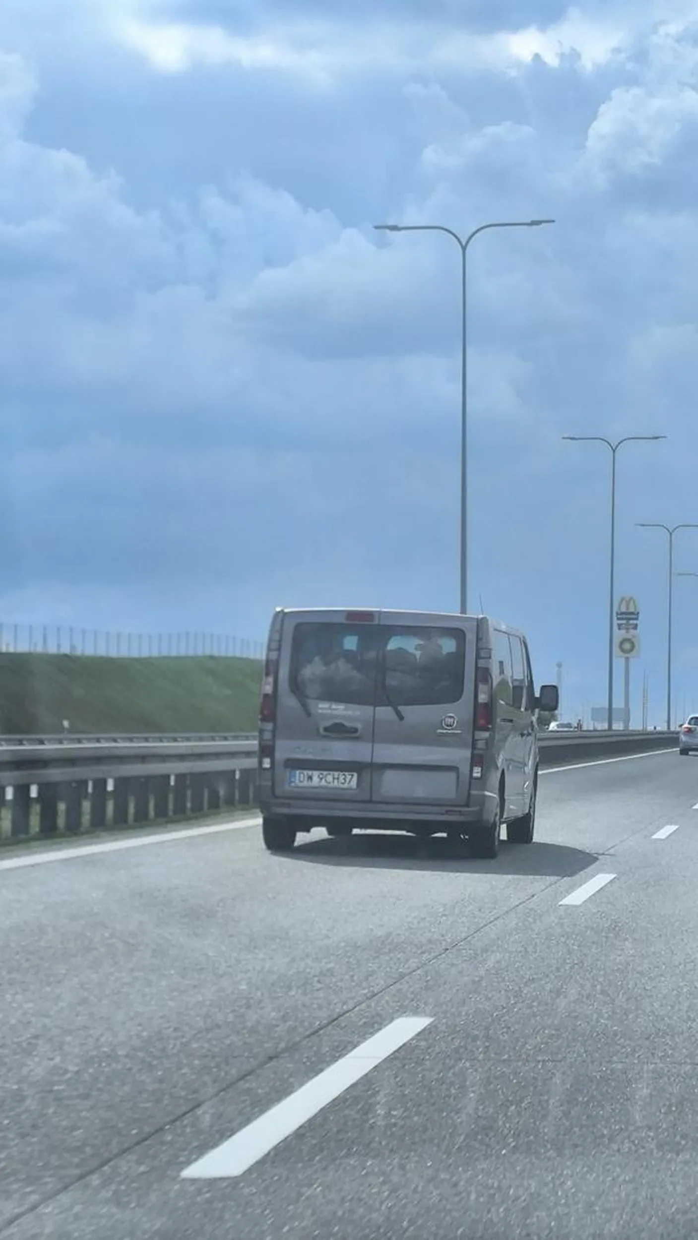 Kutas. Na pustej autostradzie jedzie lewym i zajeżdża drogę. Wyjebał bym mu, ale jestem opanowany.