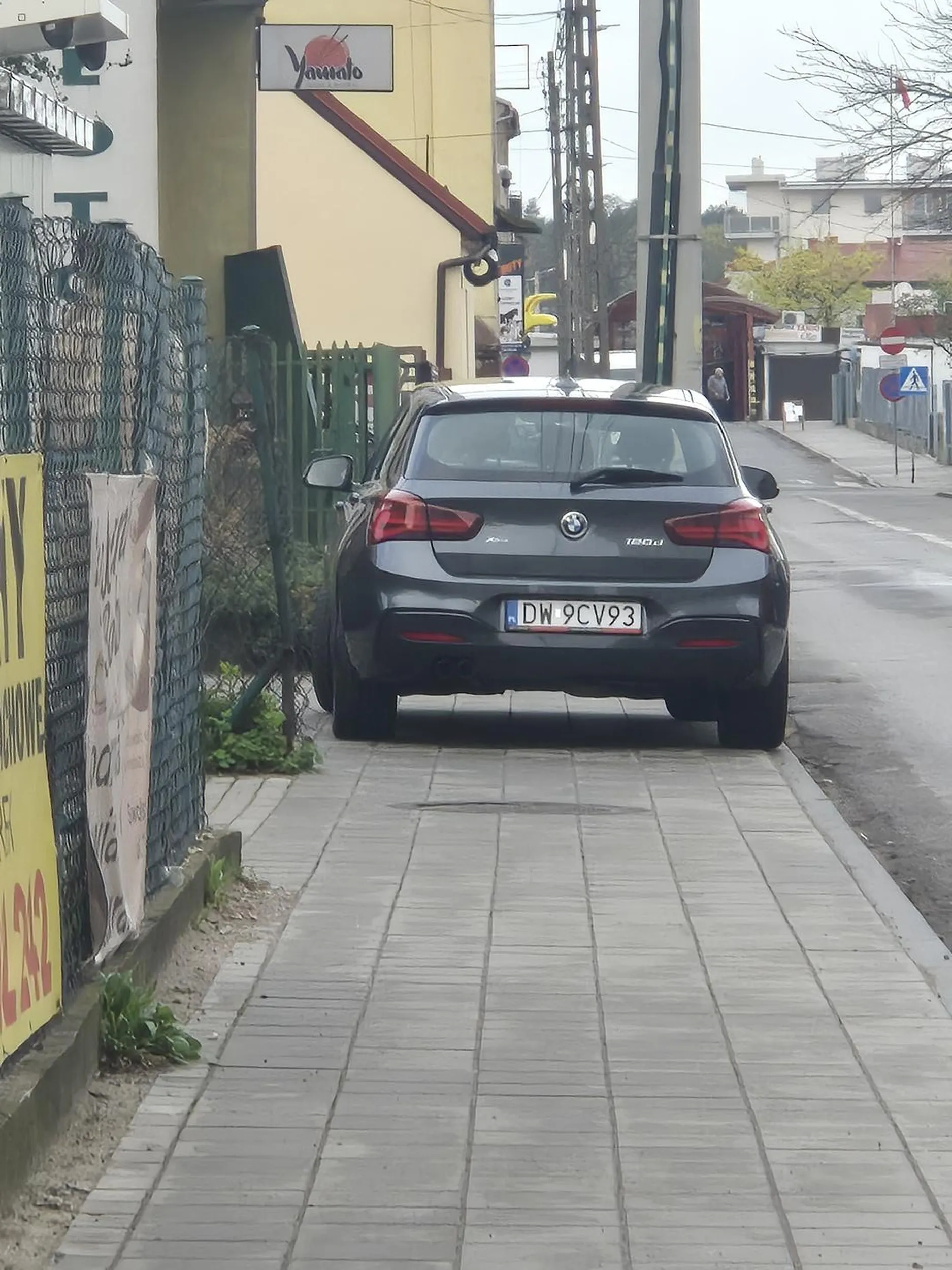 Fajne staje pani na chodniku. Cały zajęty nie da sie przejść. Po drugiej stronie ulicy jest parking ale nie po co stawać tam lepiej cały chodnik zakryć i wywalone. Nie pozdrawiam