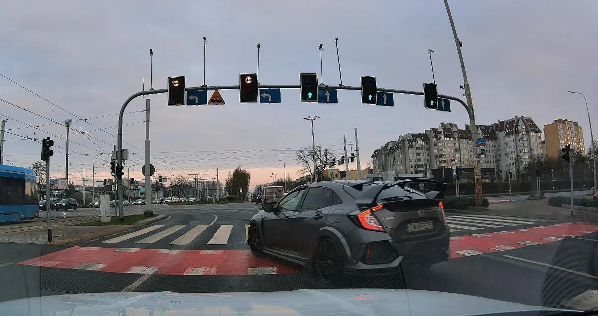 Myśli, że jak ma TYPE R to może wjeżdżać na czerwonym i nie stać w korku