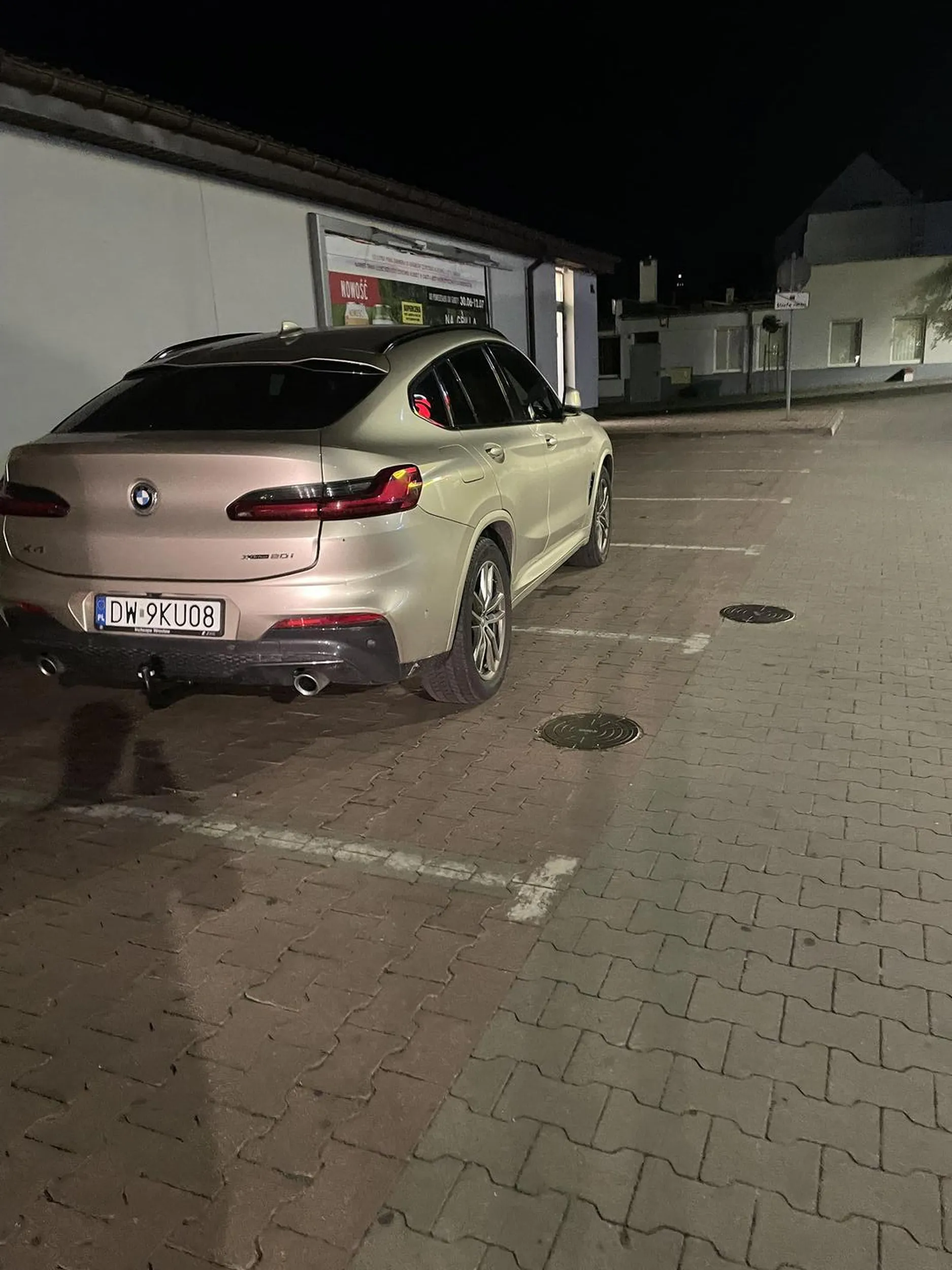 Klasyk beta na dwóch miejscach zaparkowana pod biedronką