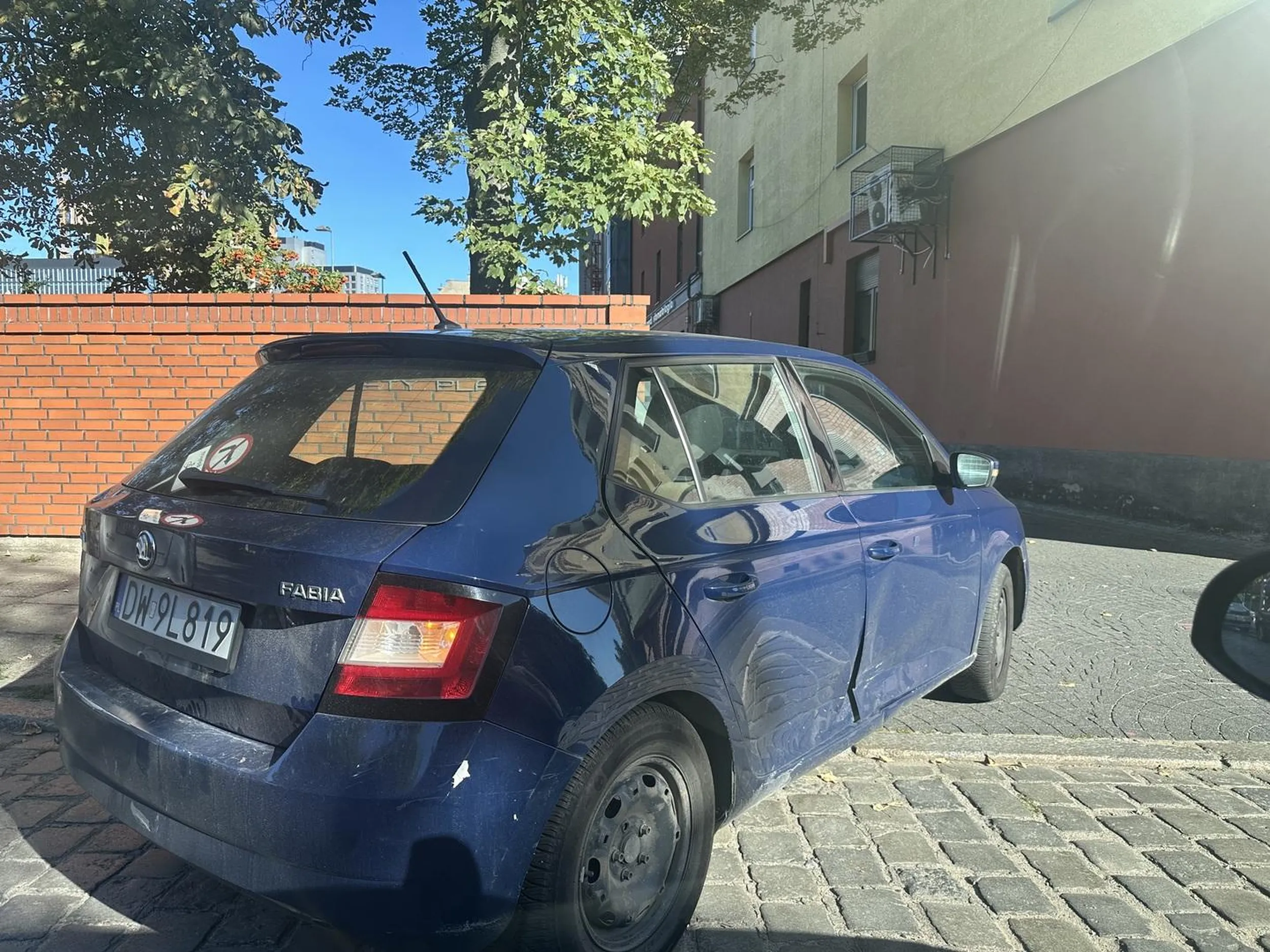 To że włączysz światła awaryjne nie uprawnia cię do zostawiana grata na wjeździe do posesji.