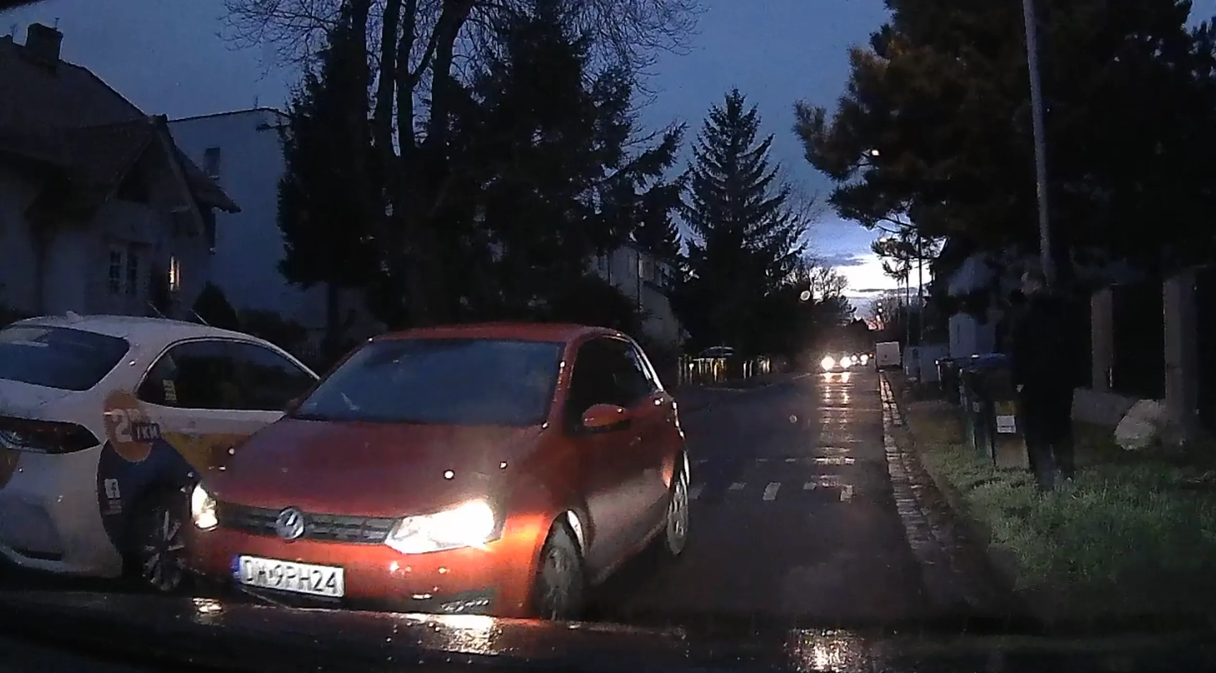 Wpycha się na zwężeniu mając zastawiony swój pas