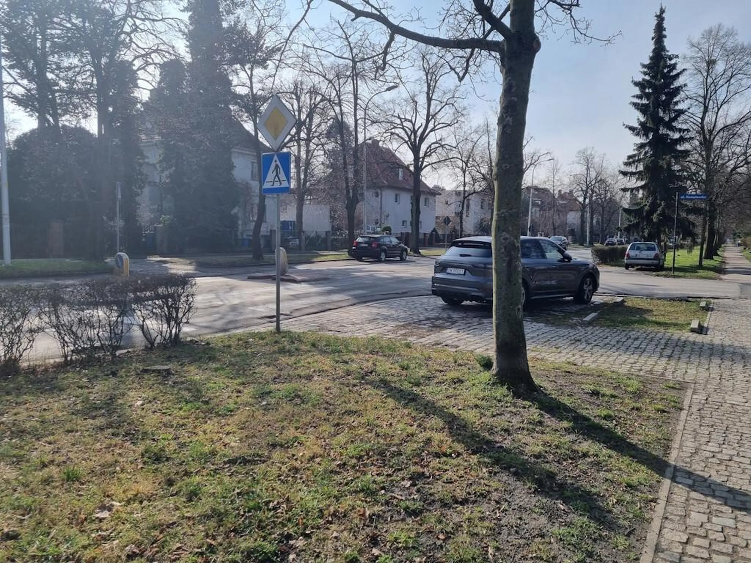 Z cyklu - "Mam porsche, jestem ponad innymi, mam w dupie przepisy, prawo i innych ludzi." Kierująca po zwróceniu uwagi udawała, że nic nie słyszy, po prostu poszła sobie dalej. Samochód zaparkowany naprzeciw przejścia dla pieszych na samym rogu skrzyżowania ekstremalnie utrudnia widoczność, przy wyjeżdżaniu z ulicy. Jak widać, wokół pełno lepszych miejsc do zaparkowania, ale Pani kierująca najwidoczniej nie może mieć do wejścia dalej niż 50 metrów.