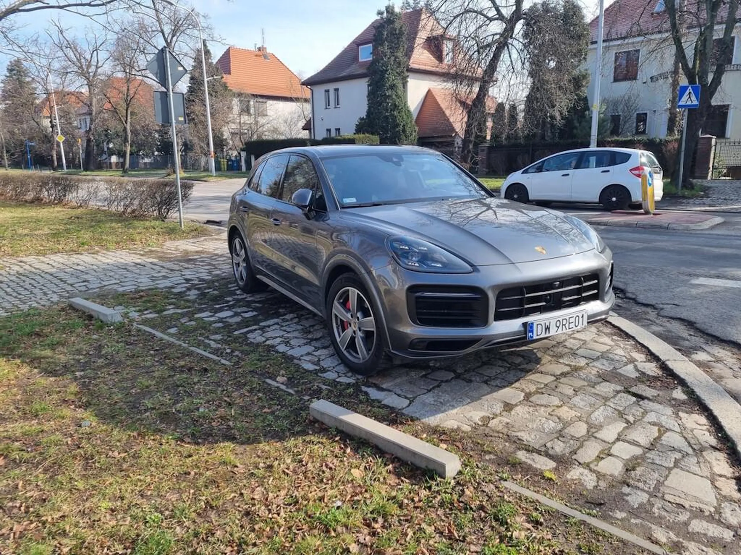 Z cyklu - "Mam porsche, jestem ponad innymi, mam w dupie przepisy, prawo i innych ludzi." Kierująca po zwróceniu uwagi udawała, że nic nie słyszy, po prostu poszła sobie dalej. Samochód zaparkowany naprzeciw przejścia dla pieszych na samym rogu skrzyżowania ekstremalnie utrudnia widoczność, przy wyjeżdżaniu z ulicy. Jak widać, wokół pełno lepszych miejsc do zaparkowania, ale Pani kierująca najwidoczniej nie może mieć do wejścia dalej niż 50 metrów.