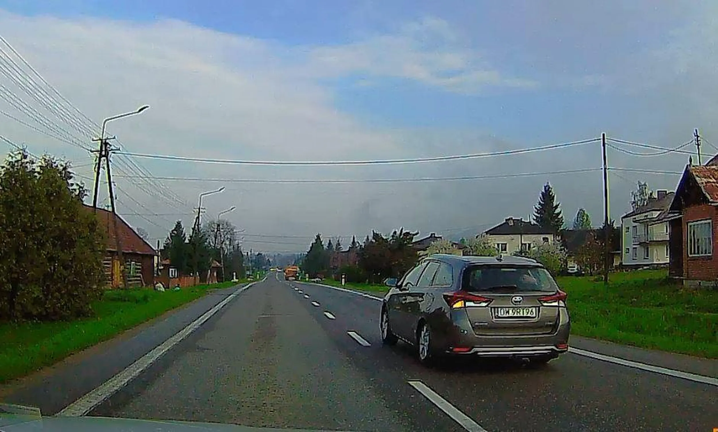 Taki zajęty rozmową z pasażerami, że próbuje wjechać pod koła gdy jest wyprzedzany. Masakra.