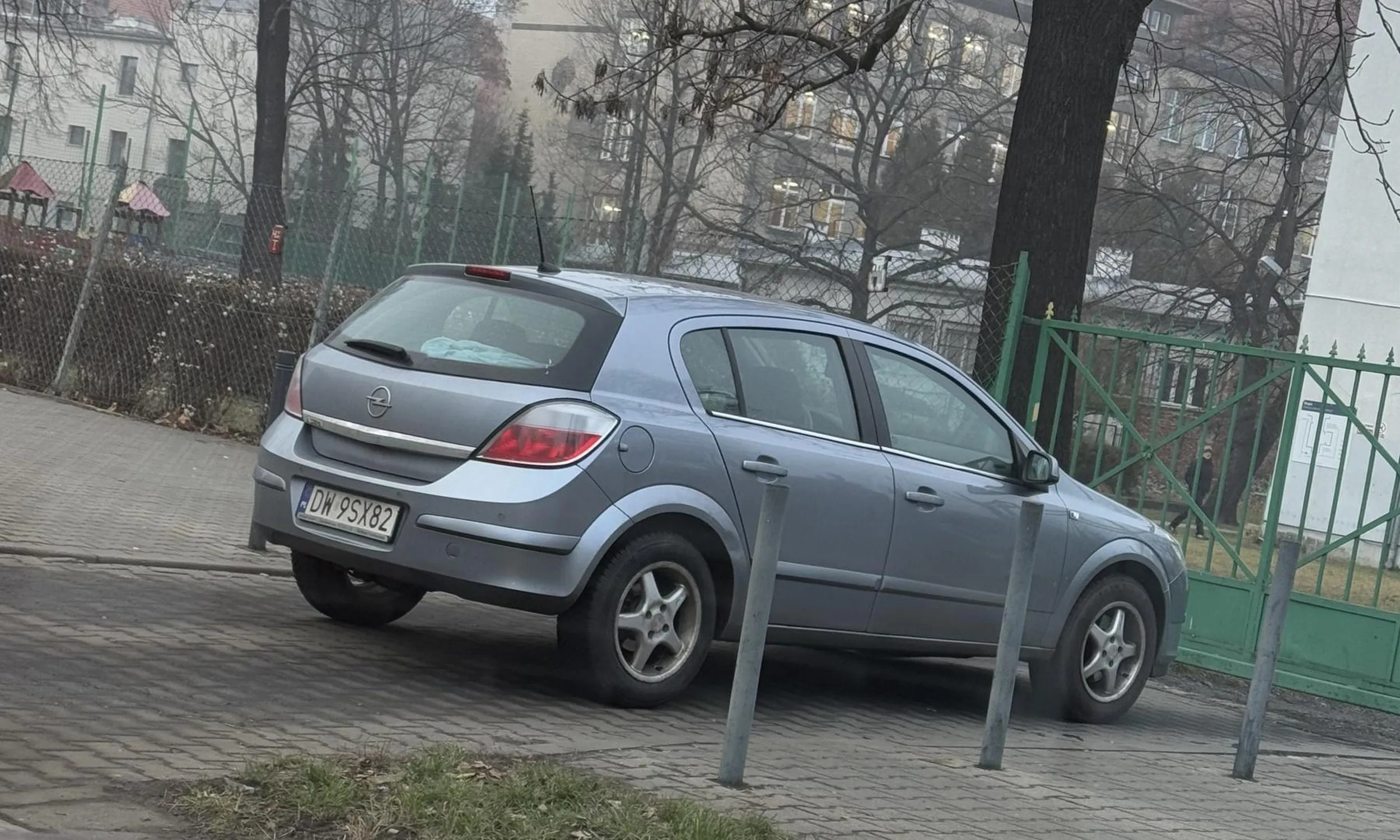 Parkuje w bramie wjazdowej na posesję!