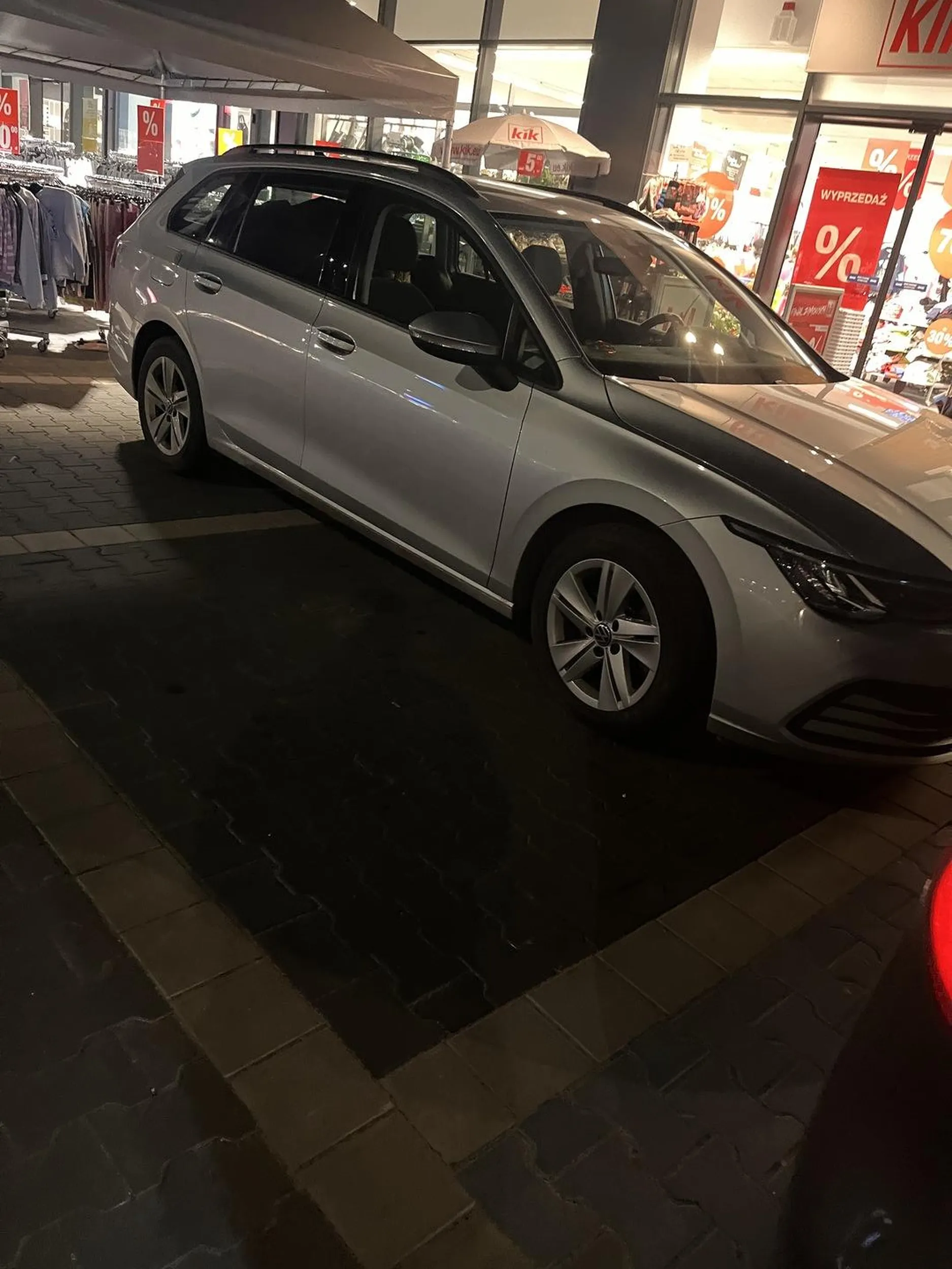 myśli że jest kimś i parkuje jak chce