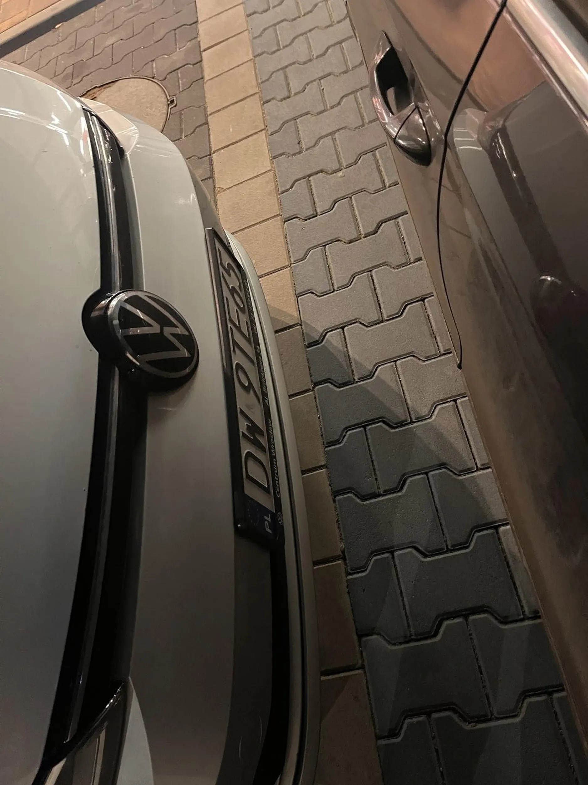 myśli że jest kimś i parkuje jak chce