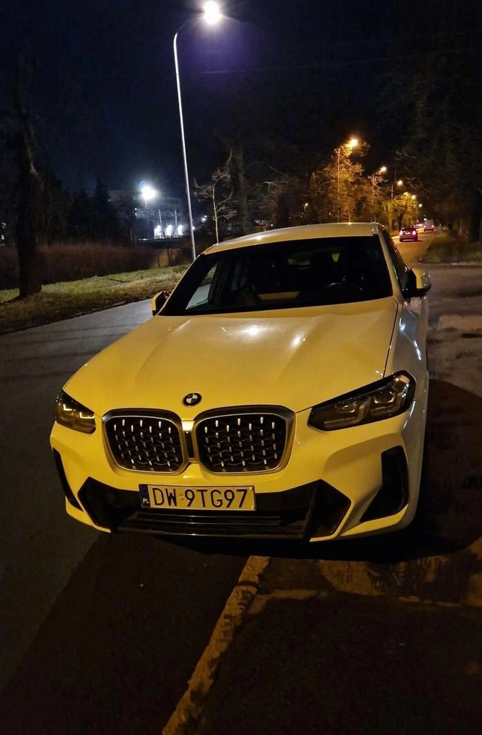 Kierowca baran staje parkuje zagrażając ruchu drogowymu, tuż przy skrzyżowaniu