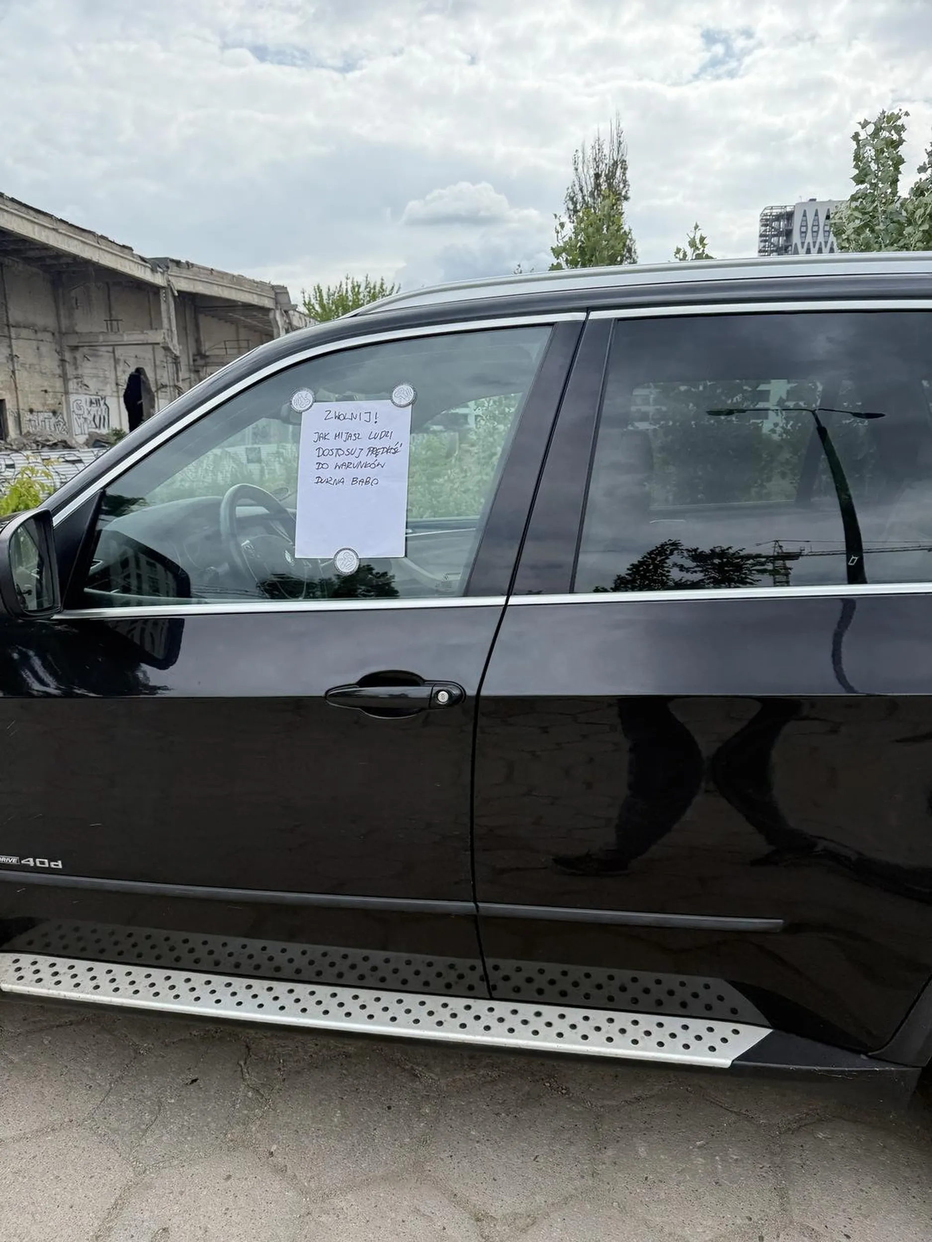 Jak mąż kupił samochód to niech cię też nauczy jeździć. Jak jedziesz po drodze bez chodnika i mijasz ludzi TO SIĘ ZWALNIA!