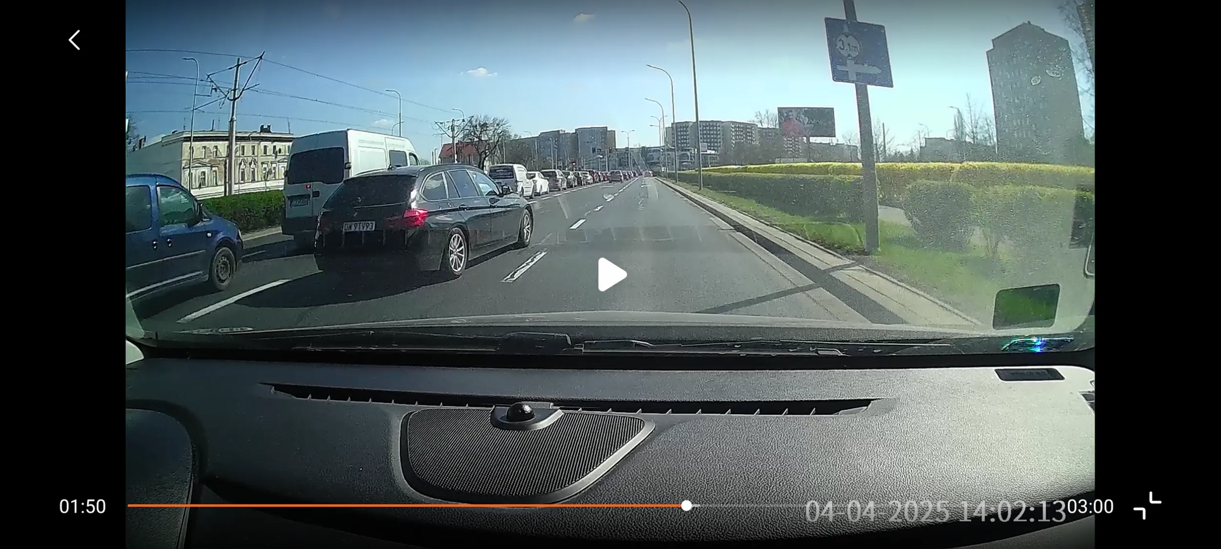 Kamikaze bez wyobraźni. Stojąc w korku postanawia z zerową prędkością zmienić pas taranując mnie