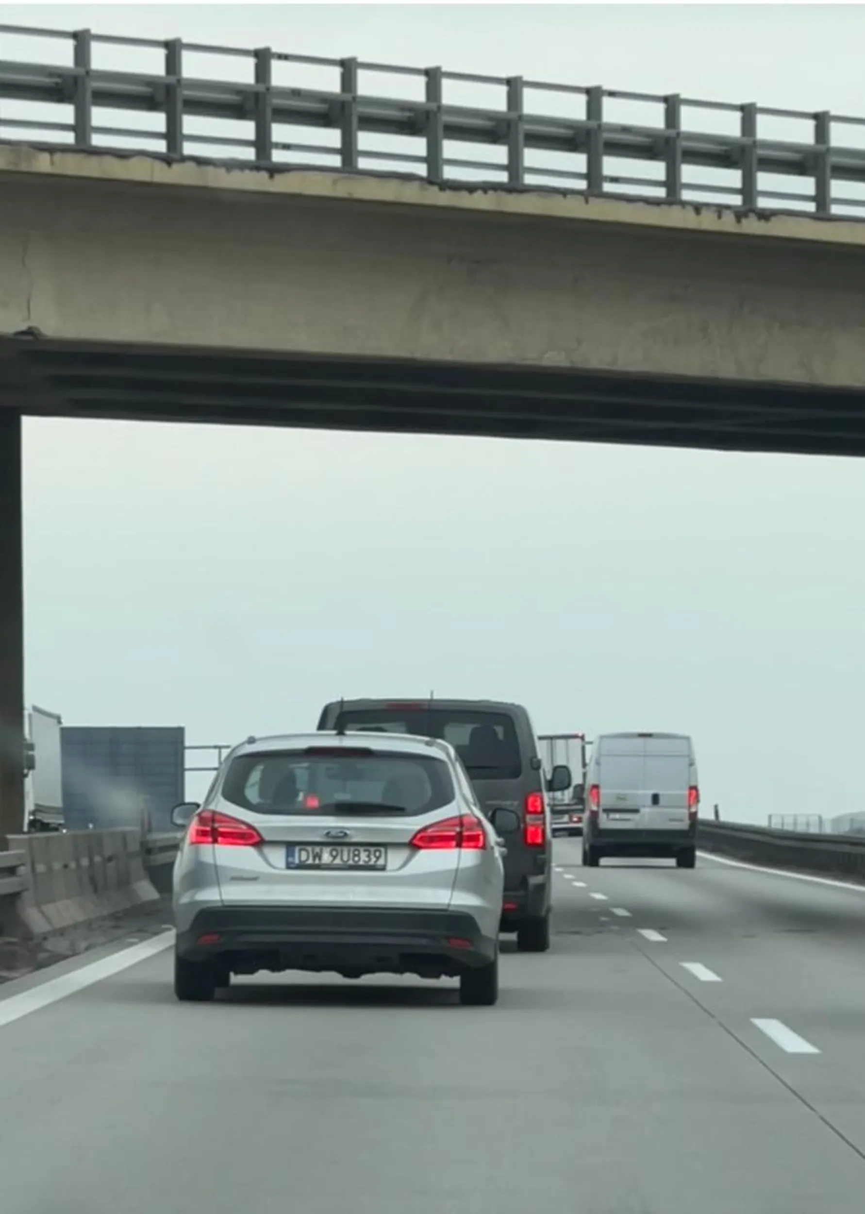 Wykonuję dziwne ruchy kierownicą, jedzie na zderzakach osób jadących przed nim wręcz spychając je do rowu. Stwarza zagrożenie dla innych uczestników ruchu. Młody cwaniak.