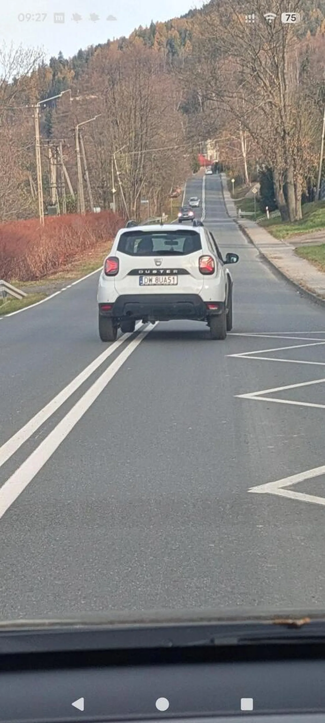 Pan z dacii wyprzeda na podwójnej ciągłej oraz w obrębie przystanku