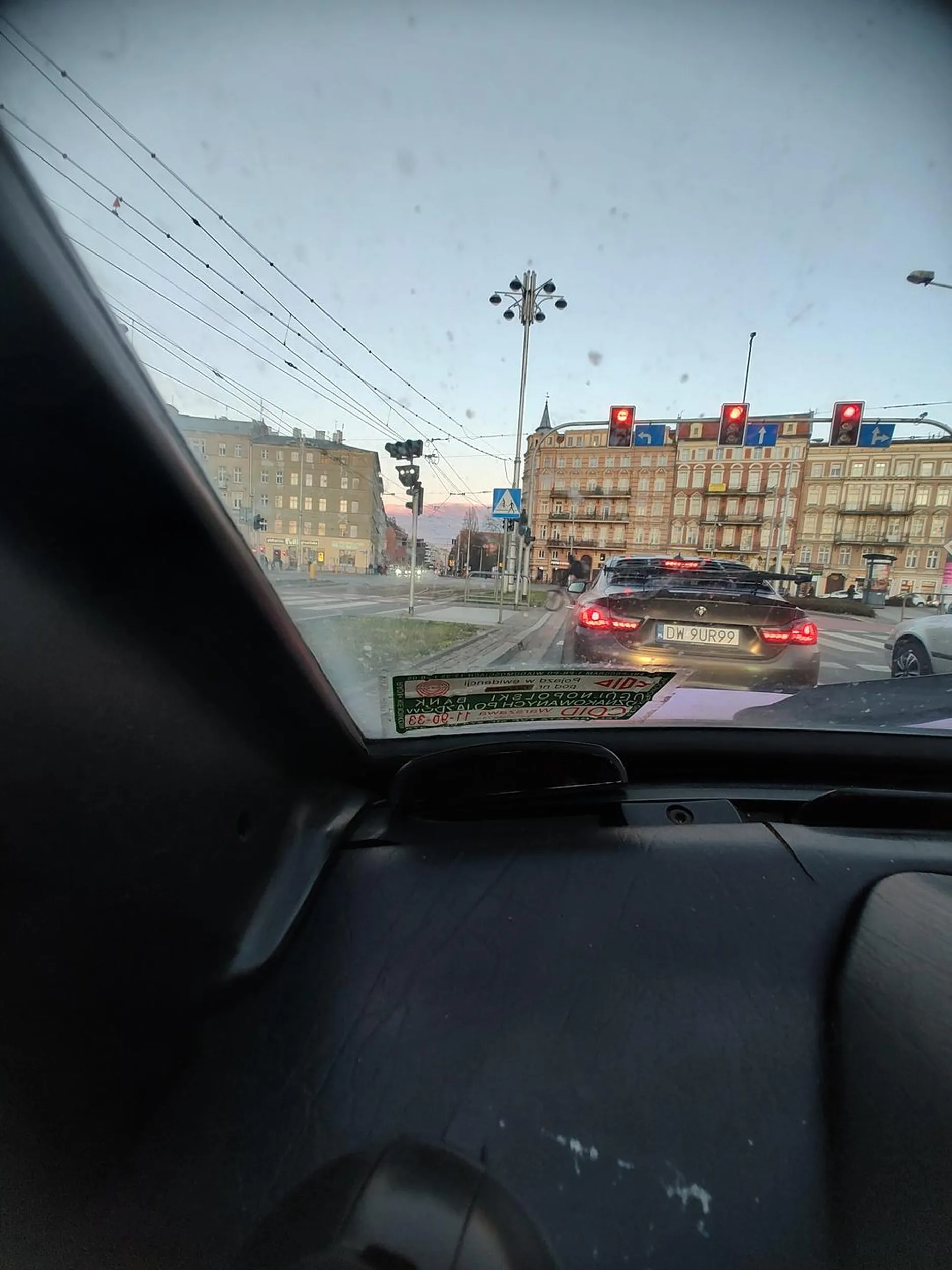 Jeździ jak burak, w mieście pogania długimi, nie używa kierunków