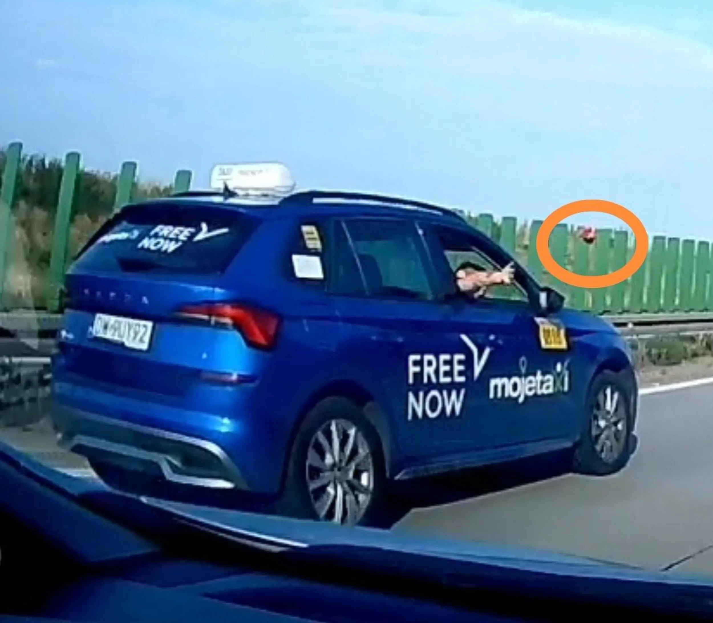 Nie wiem jak kierowca ale pasażerów ma "wybitnych". Na autostradzie rzucają puszkami w inne pojazdy.