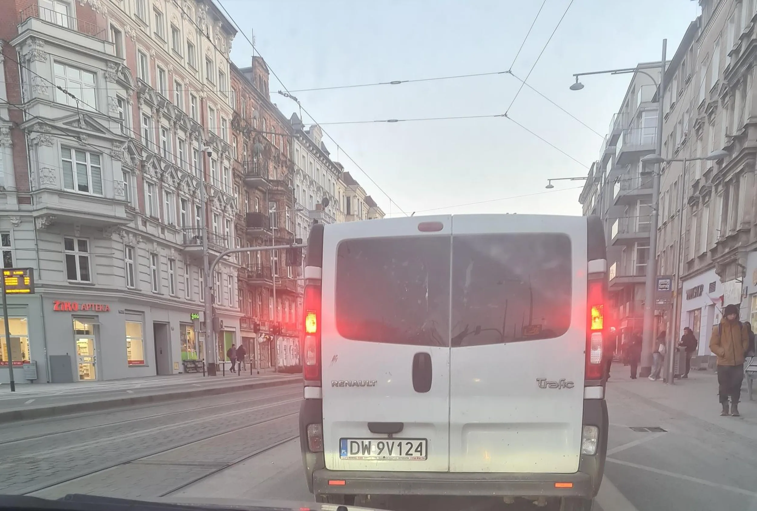 Pań z auta nie potrafi trzymać się swojego pasa ruchu i wyrzuca niedopałki papierosów przez okno