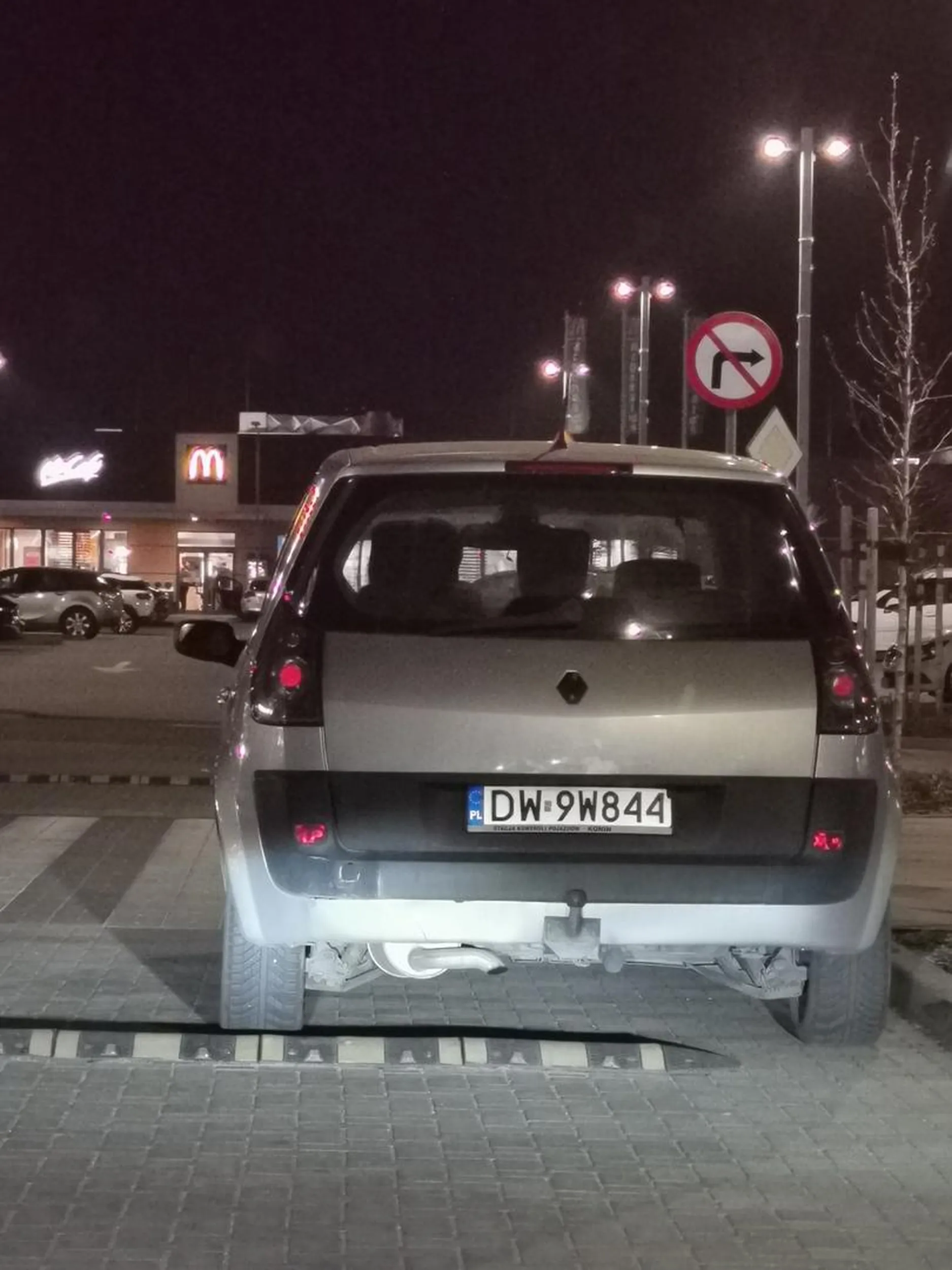 Pięknie zaparkowane przed przejściem dla pieszych pod Wrocław fashion outlet. Obok jest miejsce parkingowe :)