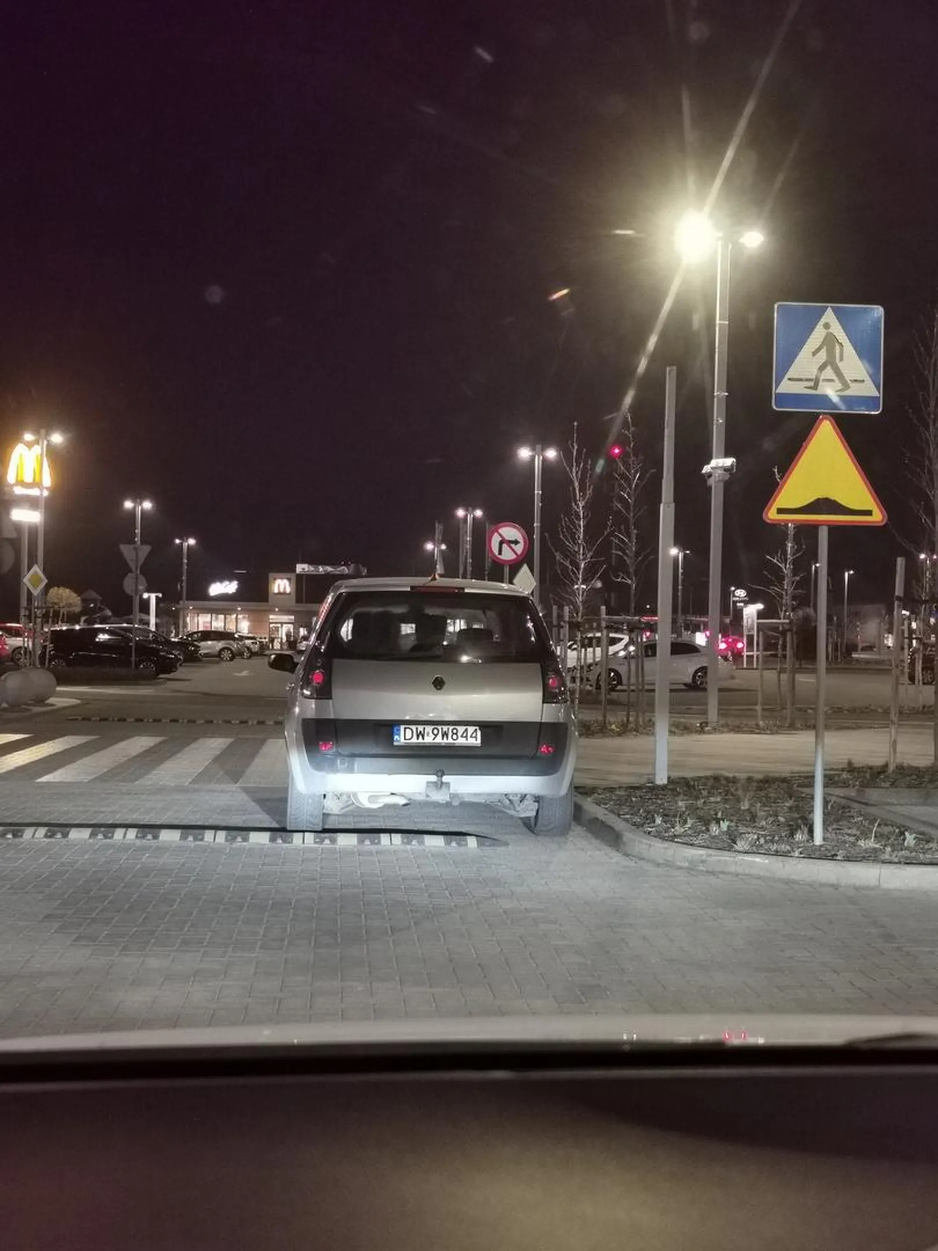 Pięknie zaparkowane przed przejściem dla pieszych pod Wrocław fashion outlet. Obok jest miejsce parkingowe :)