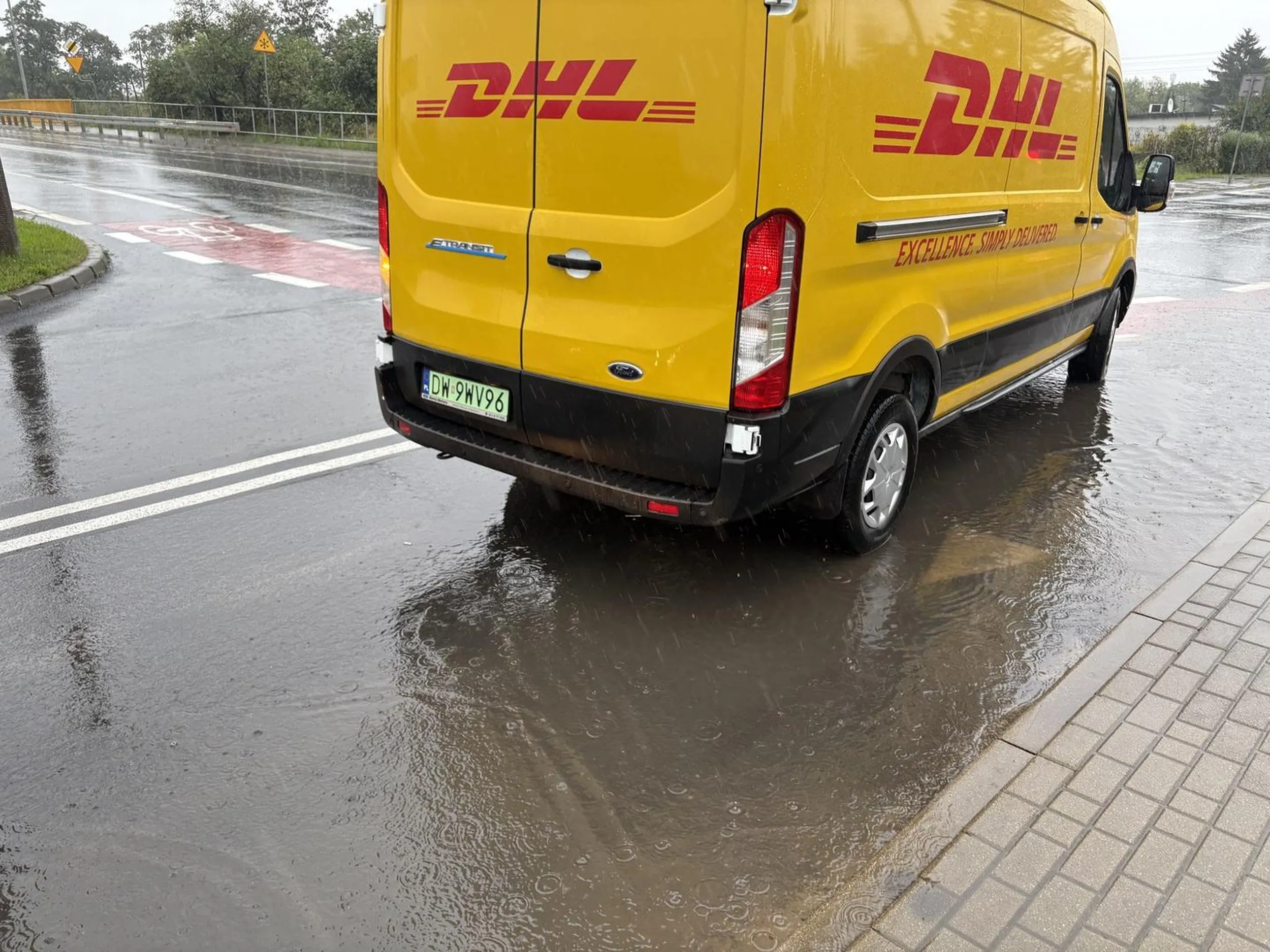 Kierowca DHL jechał na pełnym gazie wjeżdżał w każdą kałużę po drodze ochlapał mnie i innych, zdążyłem do niego podbiec zapukać w szybę ten mnie zwyzywał od najgorszych zamknął szybę i uciekł. Cham i prostak.