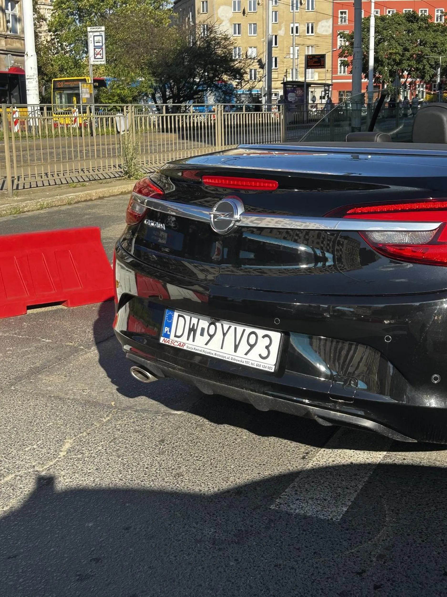 Nie pozdrawiam pana który jeździ bez okularów lub bez wiedzy przepisów drogowych. Wymusza pierwszeństwo.