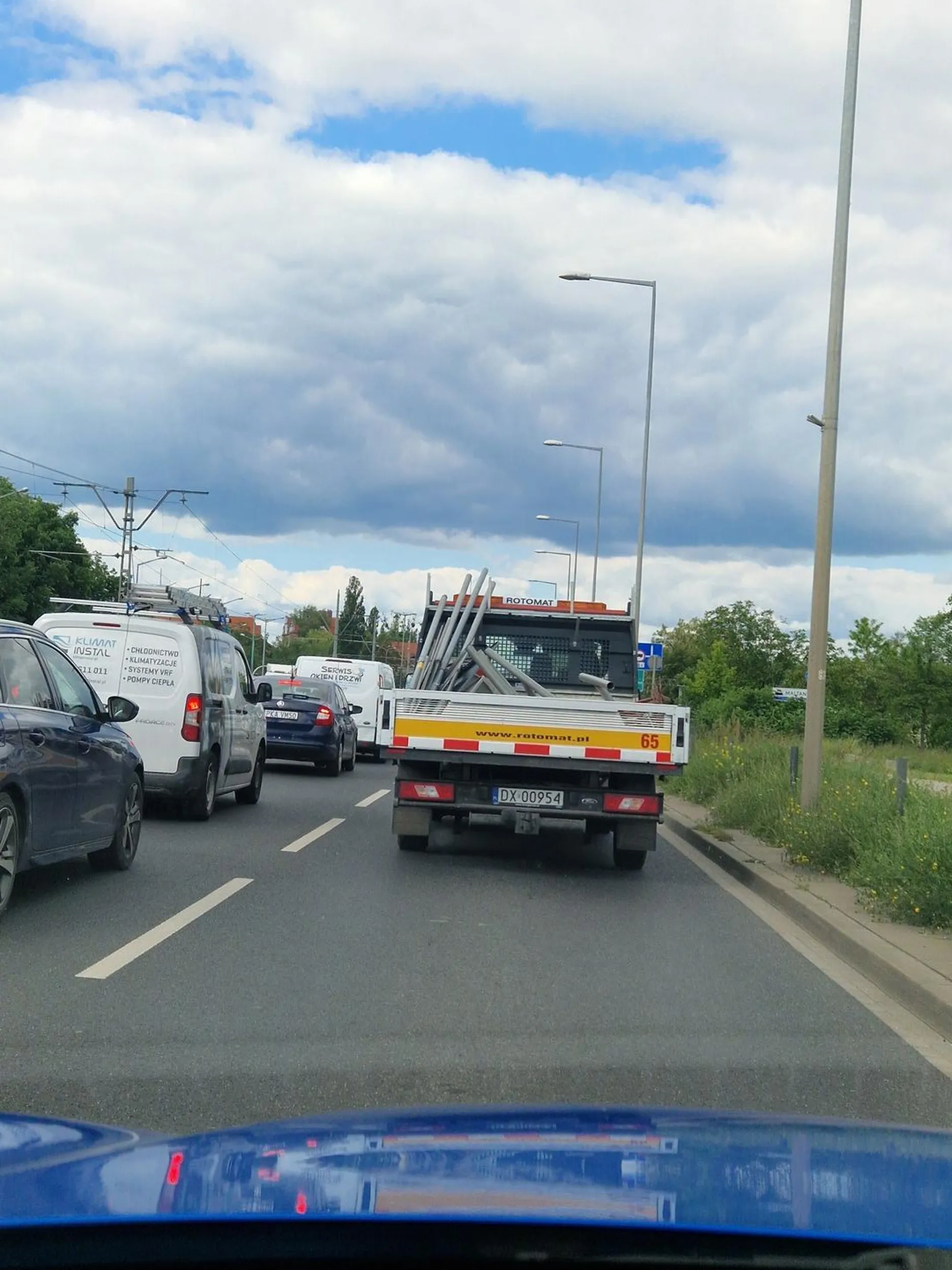 Facet wymusza pierwszeństwo i hamuje...