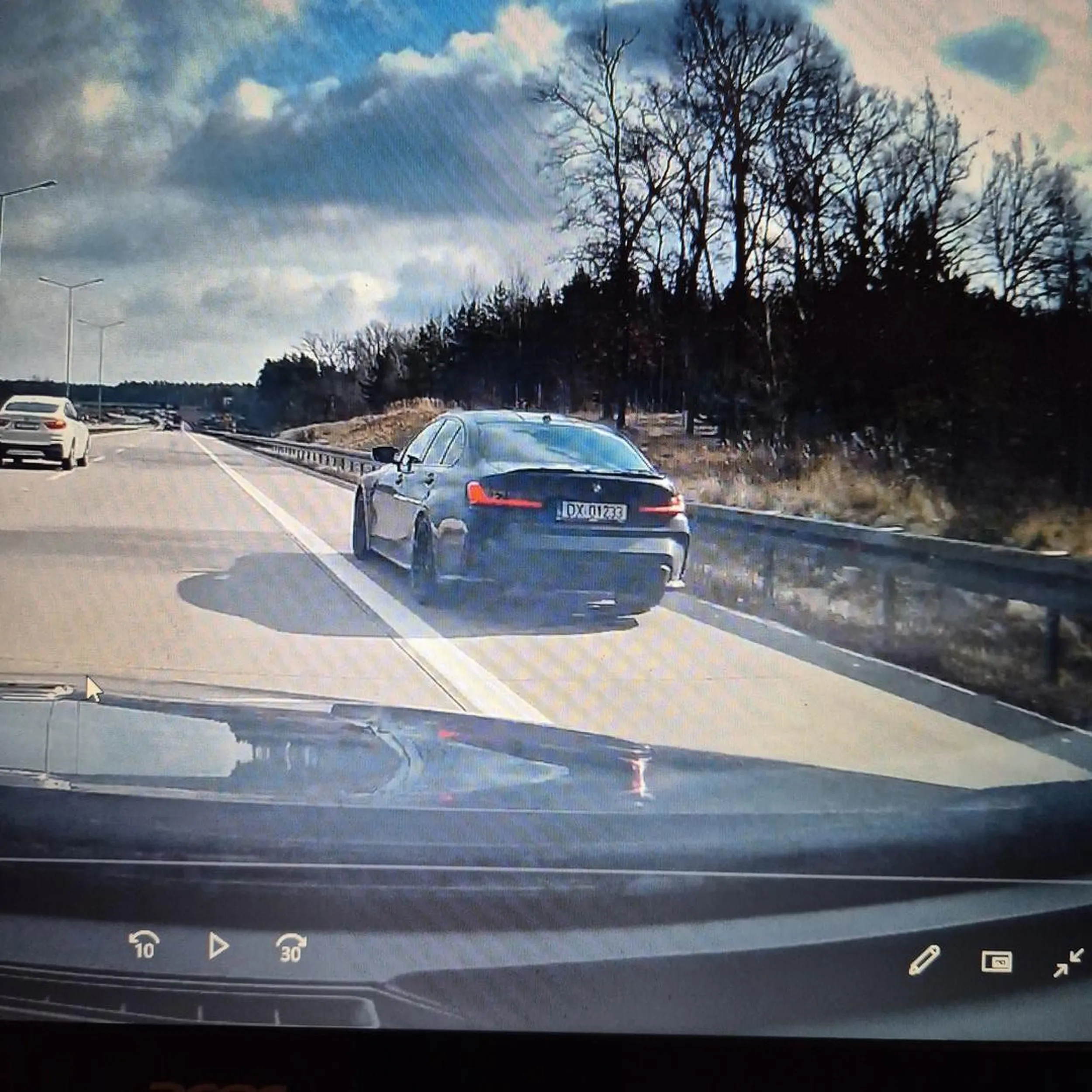 Oto brawura na autostradzie a4 kierowca bmw wsiadając do samochodu zdrowy rozsądek zostawił na zewnątrz. Wyprzedzanie pasem awaryjnym z wysoką prędkością. Stworzył ogromne zagrożenie na drodze.