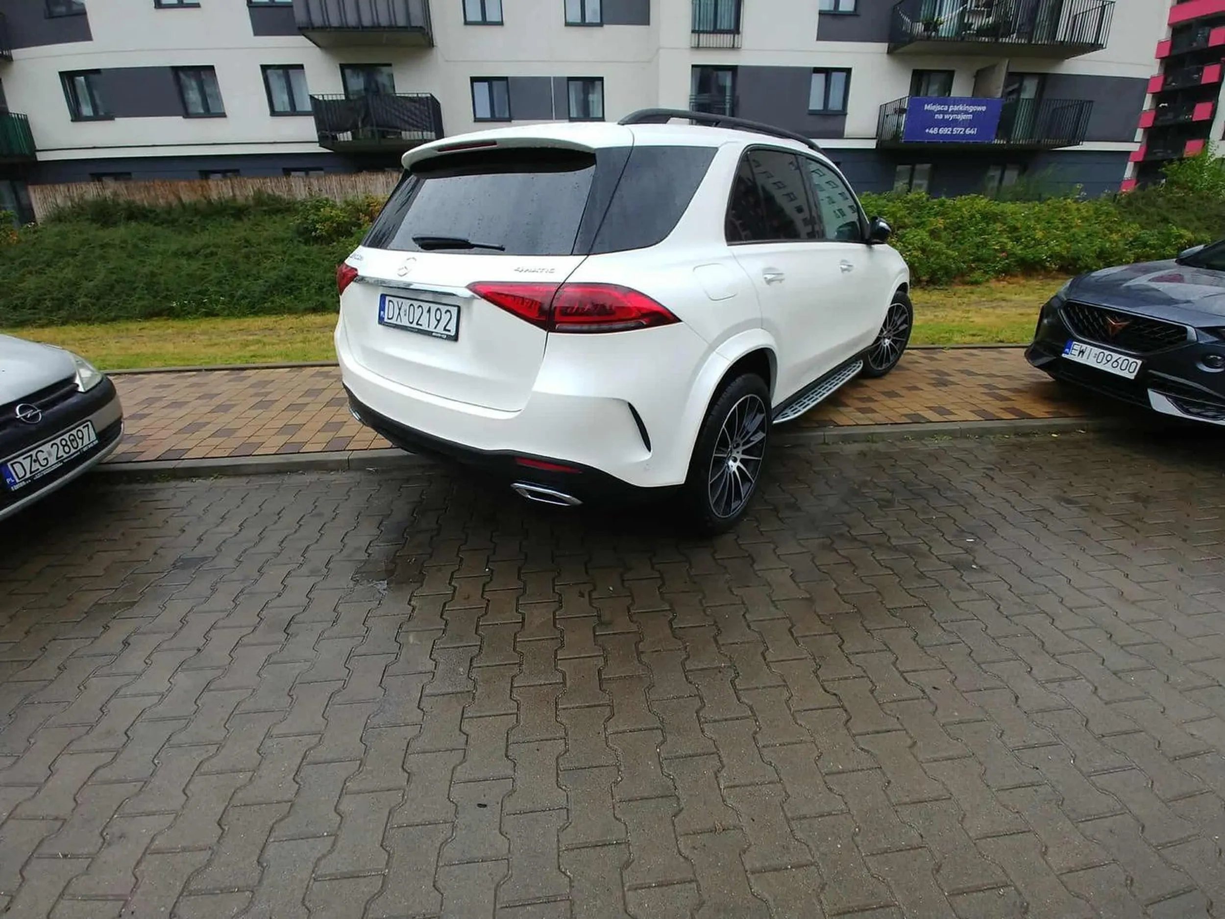 Prawo jazdy wygrane w chipsach, parkowanie na chodniku w miejscu nie wyznaczonym, strefa zamieszkania.