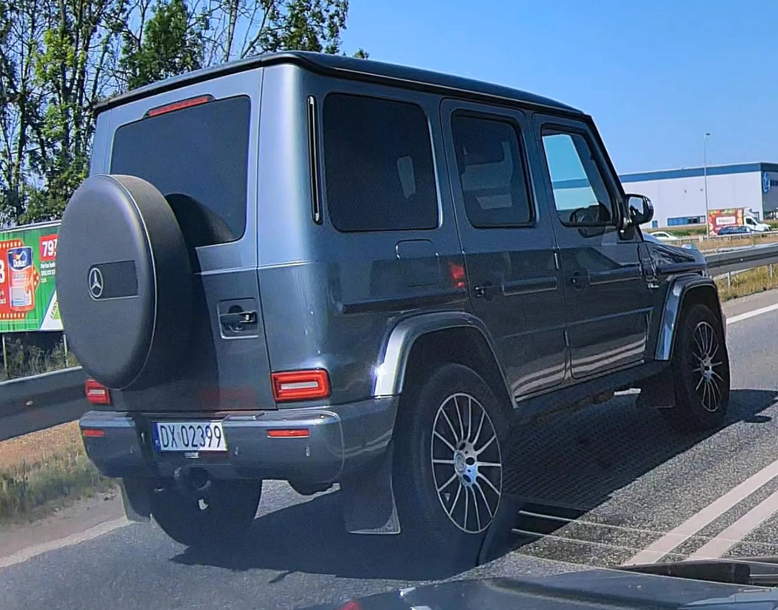 Po prostu CHAM. Zamiast stać jak każdy w korku to omija pojazdy i się wciska jadąc pod prąd.