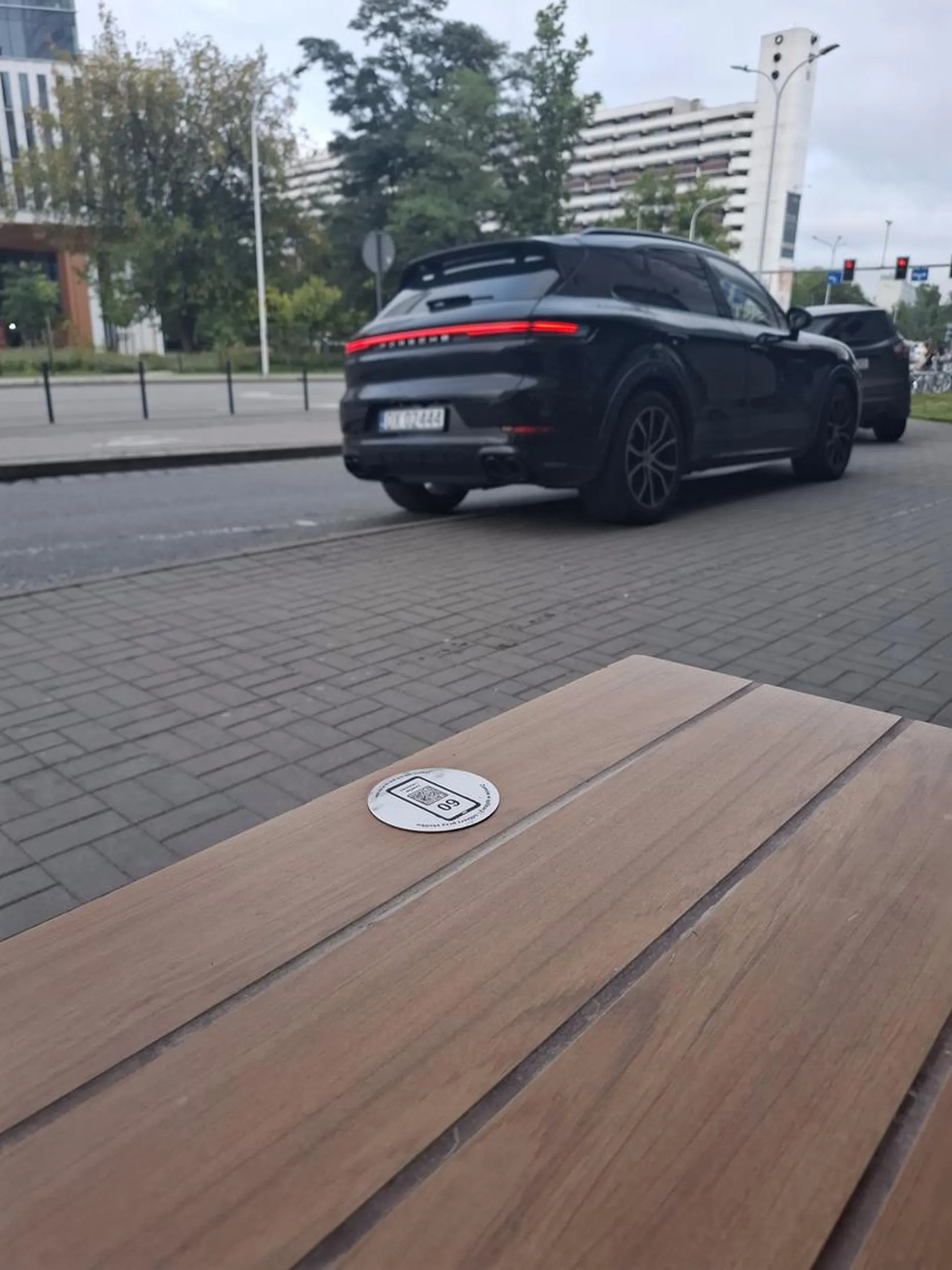 Jeżdżenie po chodniku, a wcześniej jechanie pod zakaz wjazdu. Kto zabroni blondynie w suvie