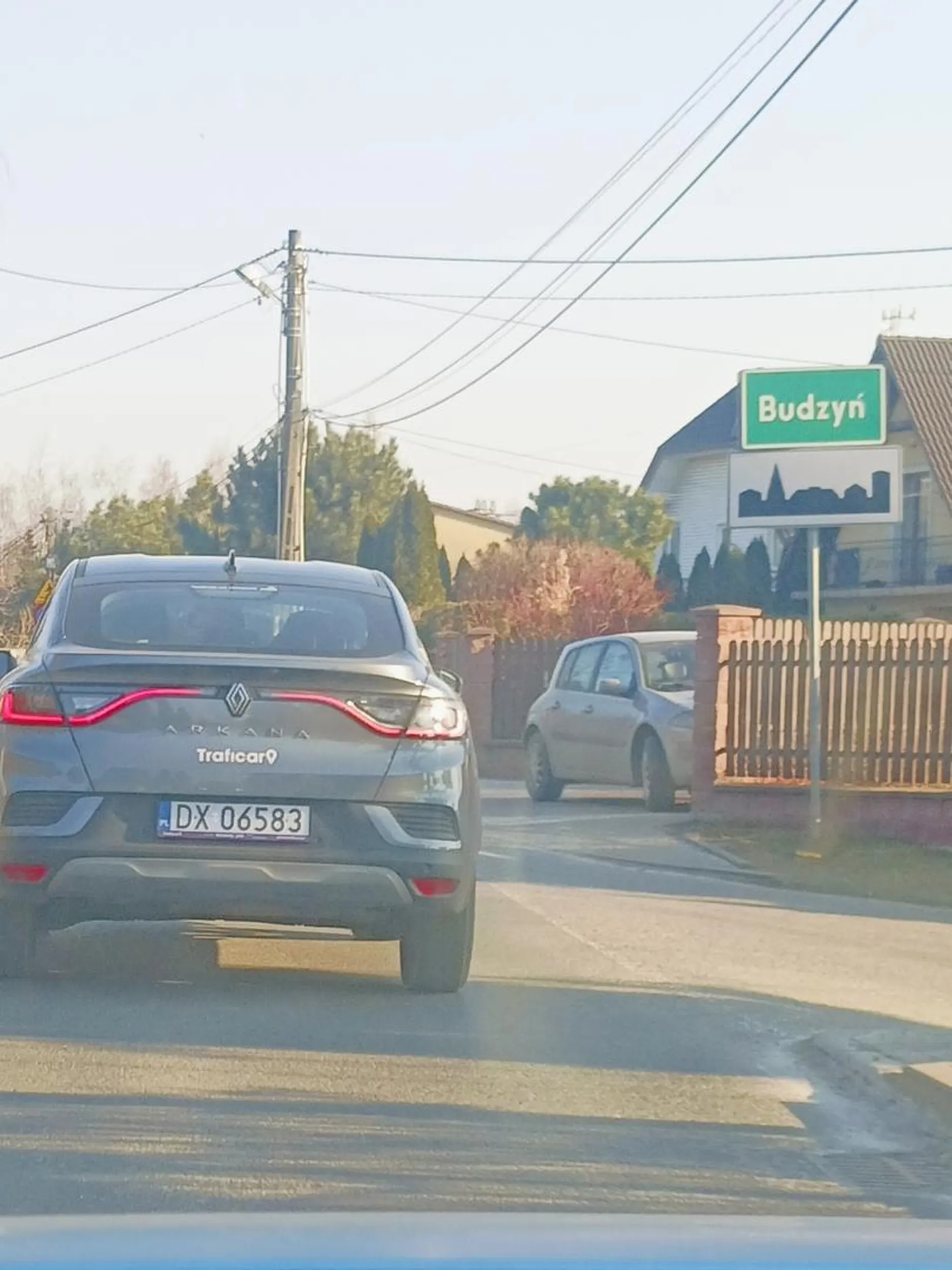 Kto ci kur.. prawo jazdy dał. Każde skrzyżowanie, auto z naprzeciwka hamuje prawie do zera. Jeździ całą drogą i do tego ludzi wozi