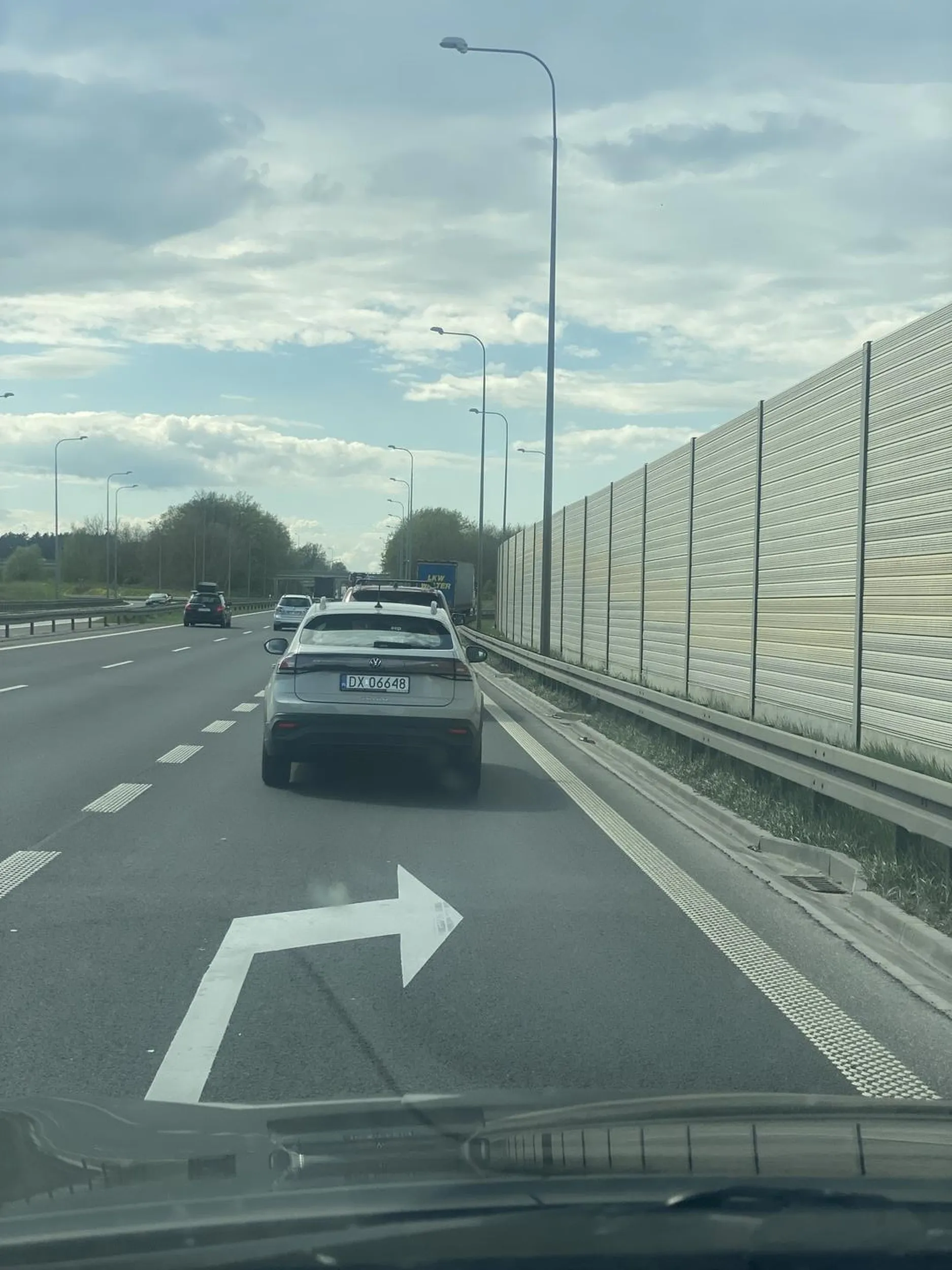 Heniuś na autostradzie nie wbija się tak z partyzanta przed maskę jak w mieście ? Sugeruję kurs doszkalający. Dobra uwaga w przypadku kolizji ubezpieczyciel i poszkodowany będą mieli jakąś wskazówkę