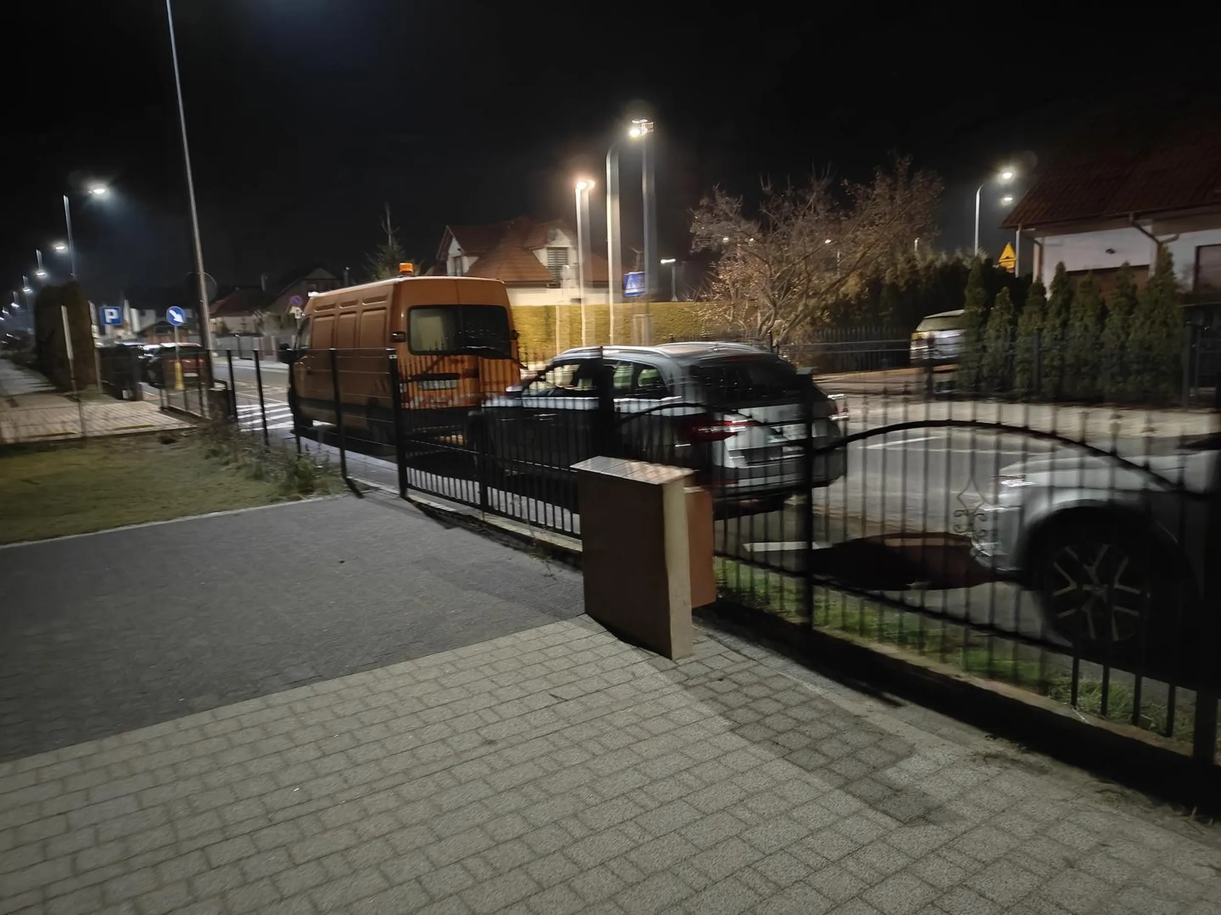Naucz się parkować tak żeby nie utrudniać życia. Parkingów od groma, a zostawiasz bramy.