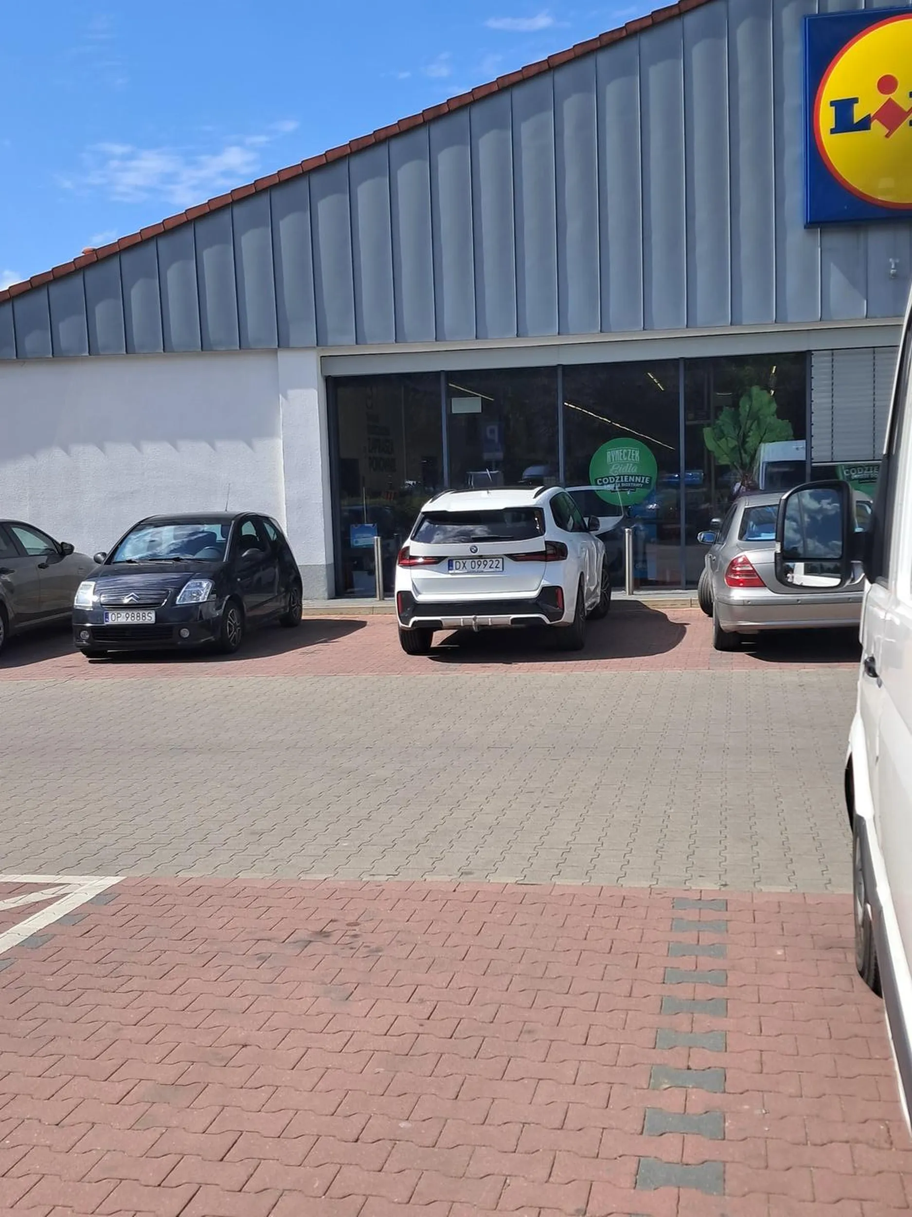 Łysa pała nie potrafi parkować więc musiał zaparkować na dwóch miejscach parkingowych