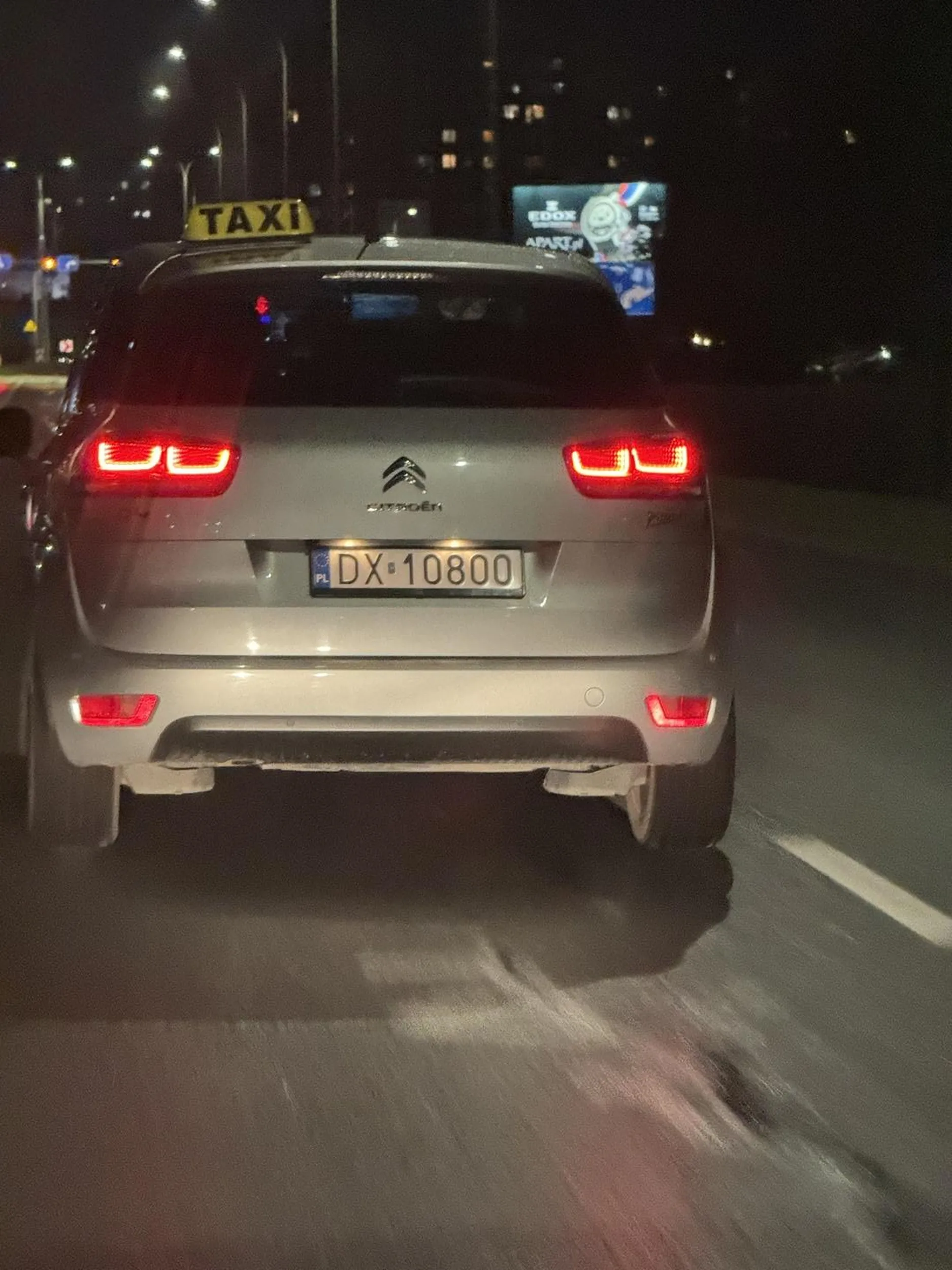 Osoba z pojazdu niestety ma jeszcze mózg dziecka, bo zatrzymuje się na środku drogi i specjalnie wyhamowywuje innym, a dlaczego, on chyba też nie wie, uważajcie