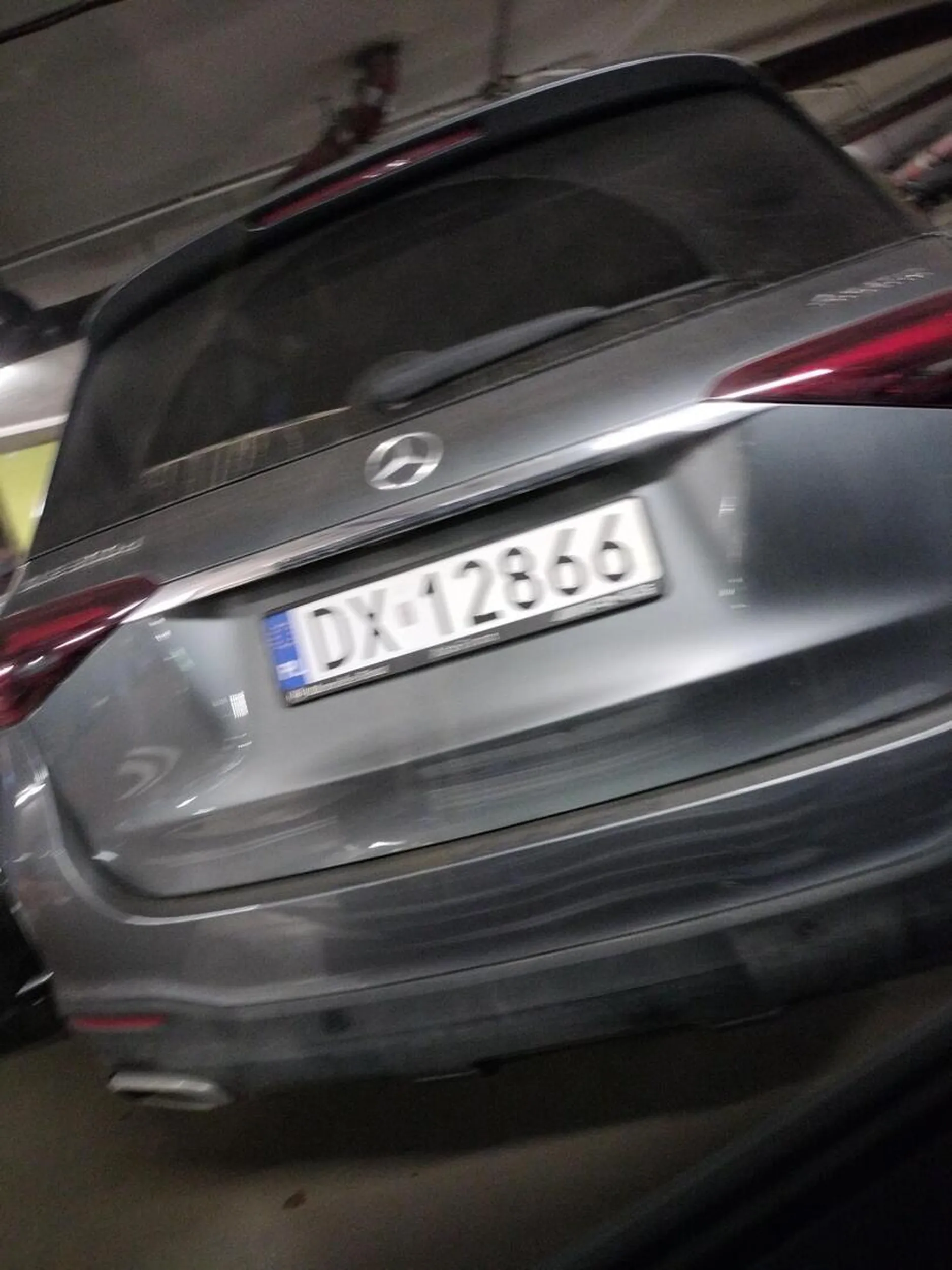 Naucz się parkować, pół auta na drogę wystaje