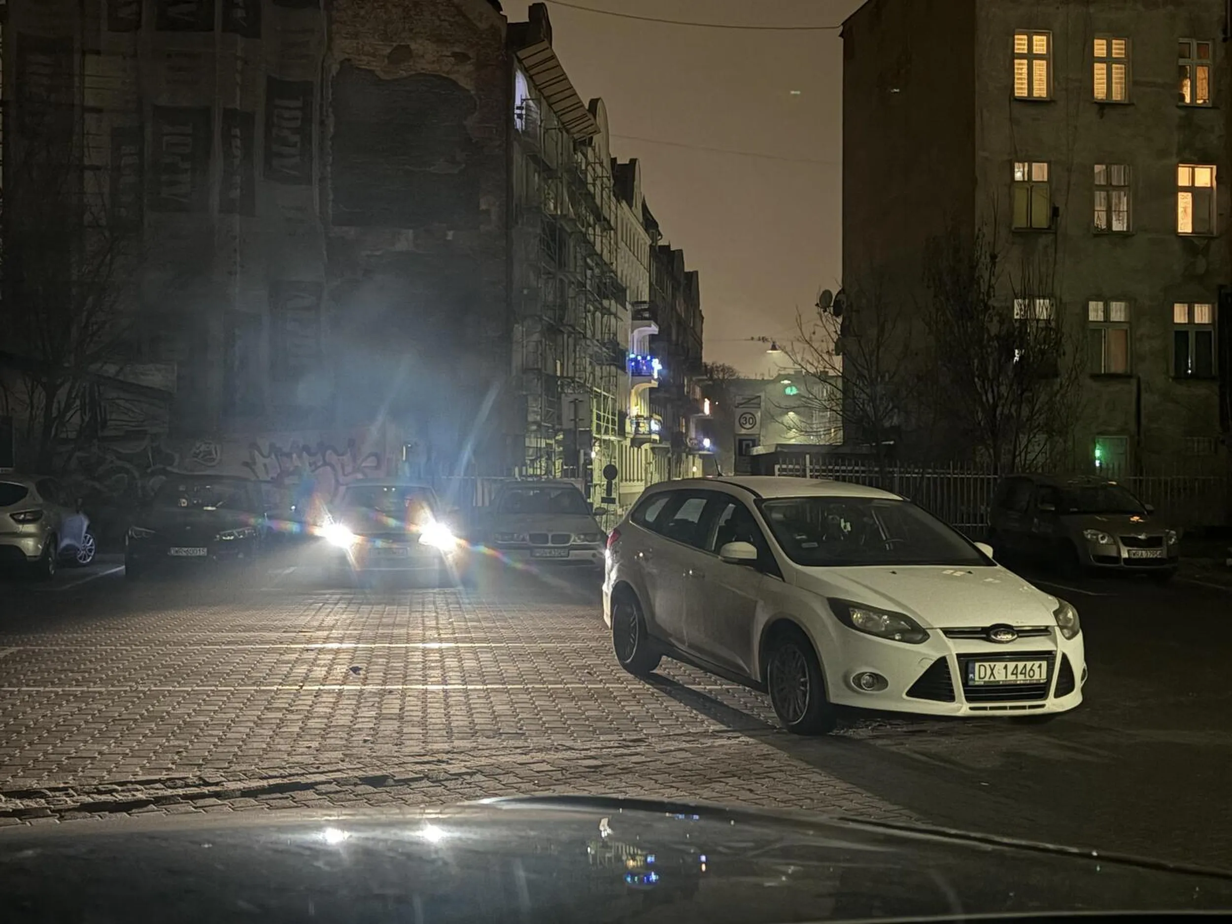 Nie potrafi parkować w liniach, blokując parking