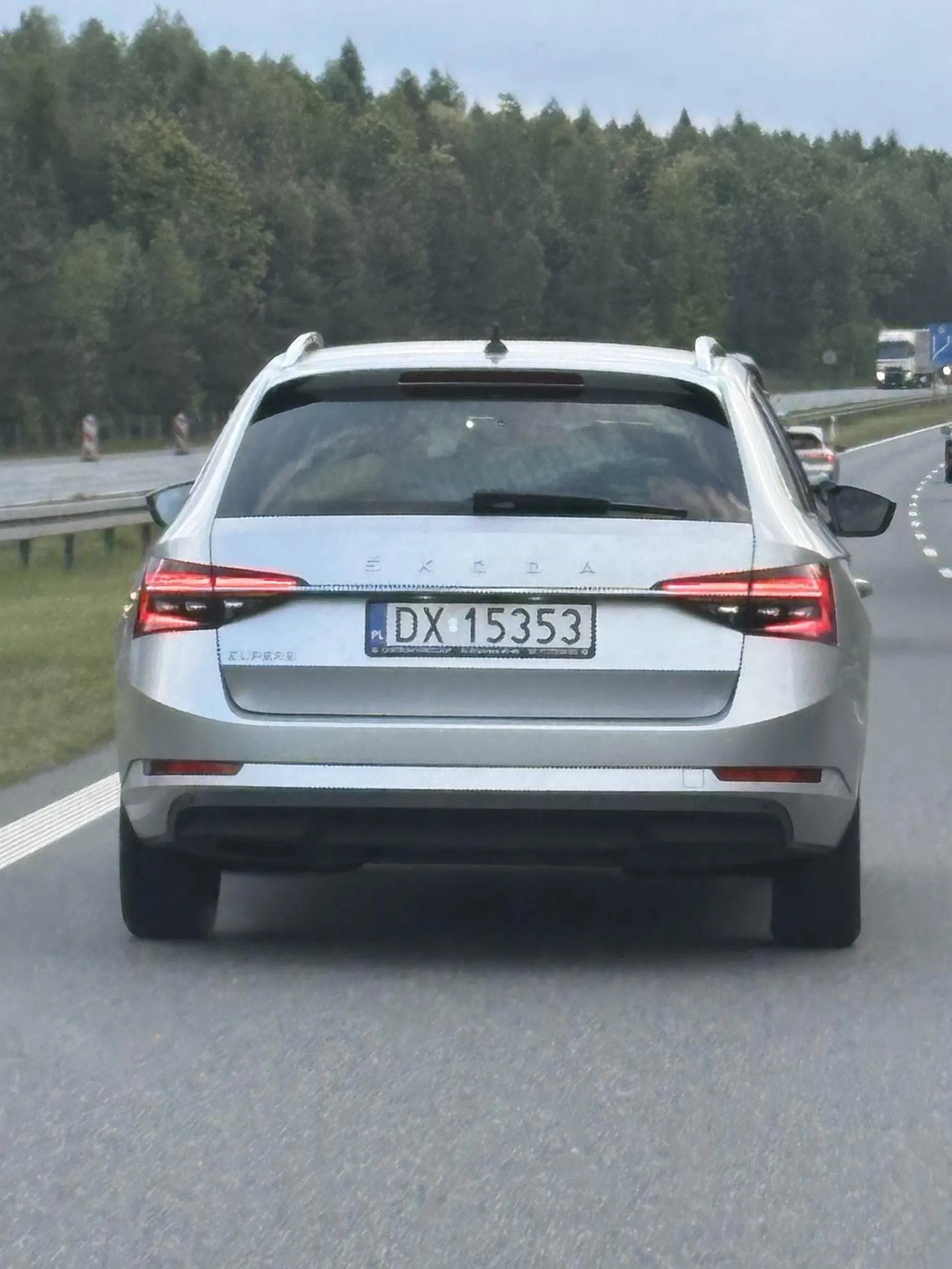 Facet jeździ jak wariat! Mruga światłami, siedzi na zderzak, wyprzedza prawym pasem. Młody szczyl co ledwo odebrał prawo jazdy. Omijać szerokim łukiem. Zajeżdża drogę, hamuje. Sprawa zgłoszona na policję.