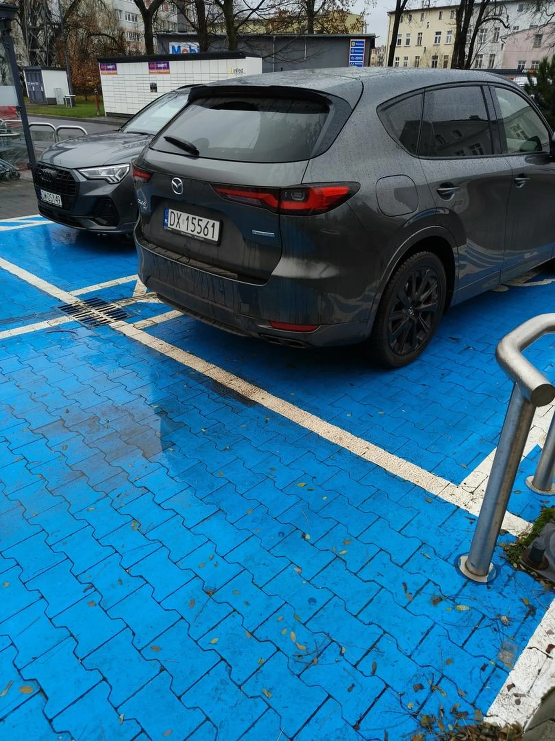 Kierowca mazdy cx-60 stanął na miejscu dla osób z dzieckiem bez dziecka w samochodzie