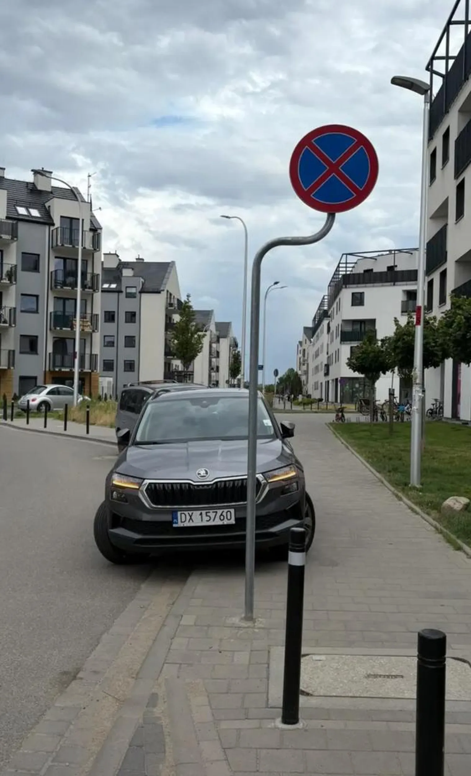 Wasze “psuje” się jej samochód, jak odwozi dziecko do przedszkola. Wrocław - Kopycińskiego.