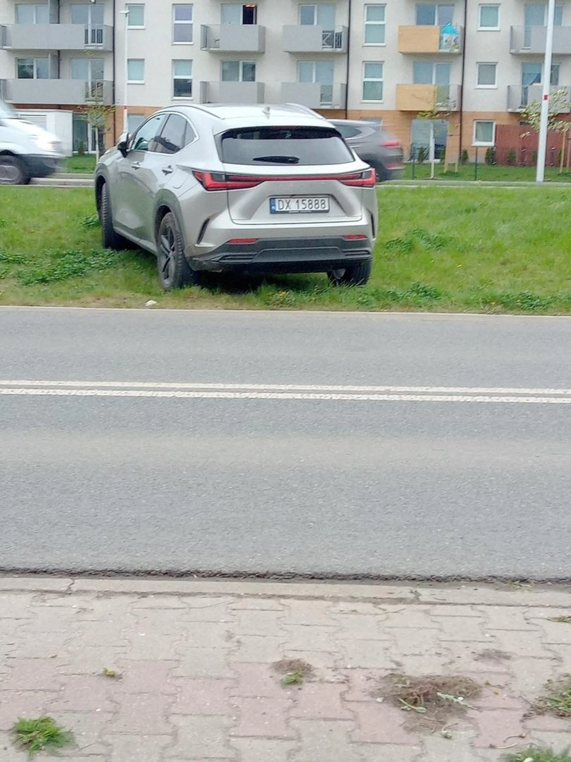 Piękne parkowanie na trawniku. A w kościołku rączki do modlitwy się fałszywie składa