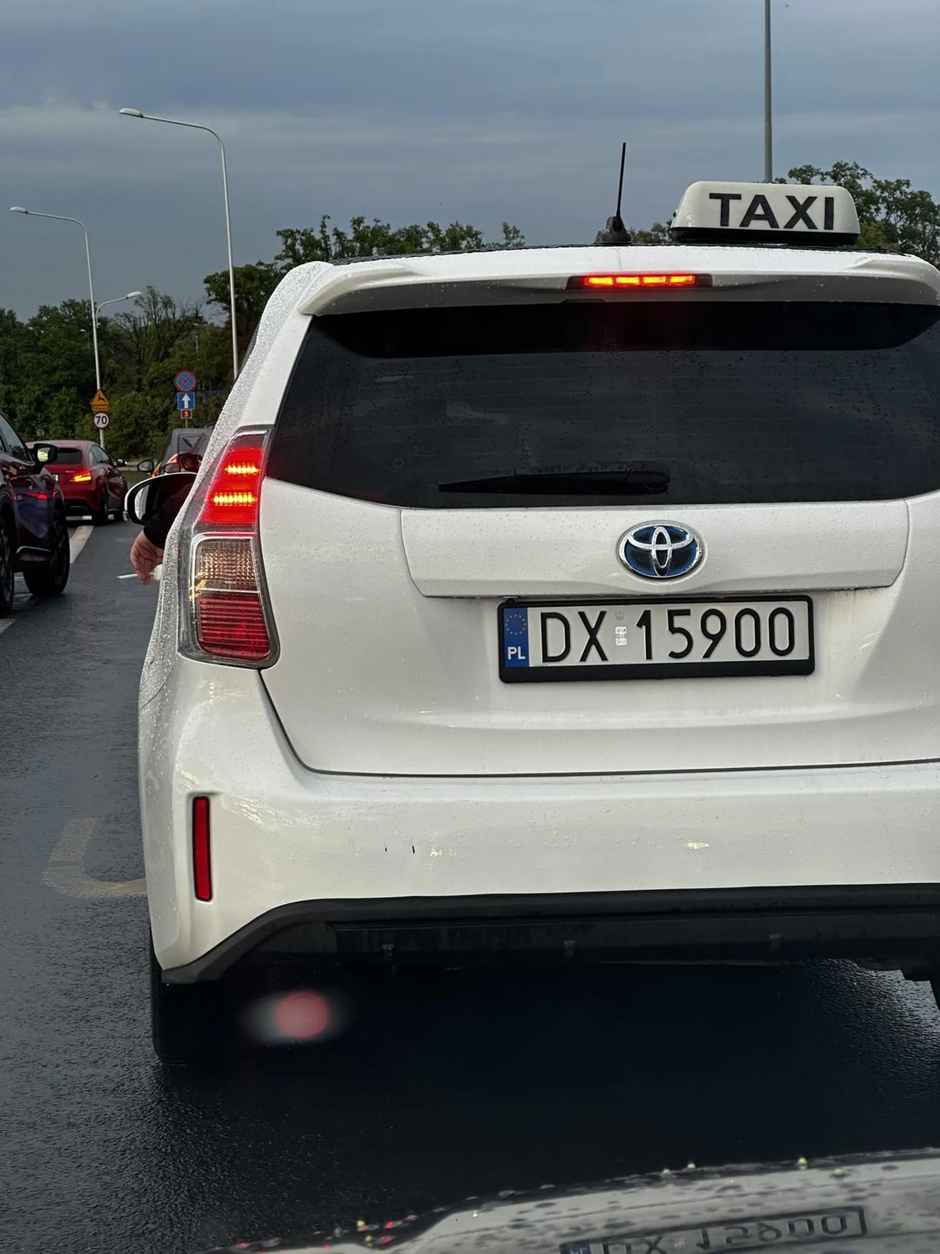 wredny kierowca, niebezpiecznie jeździ, wyzywa i pali w aucie