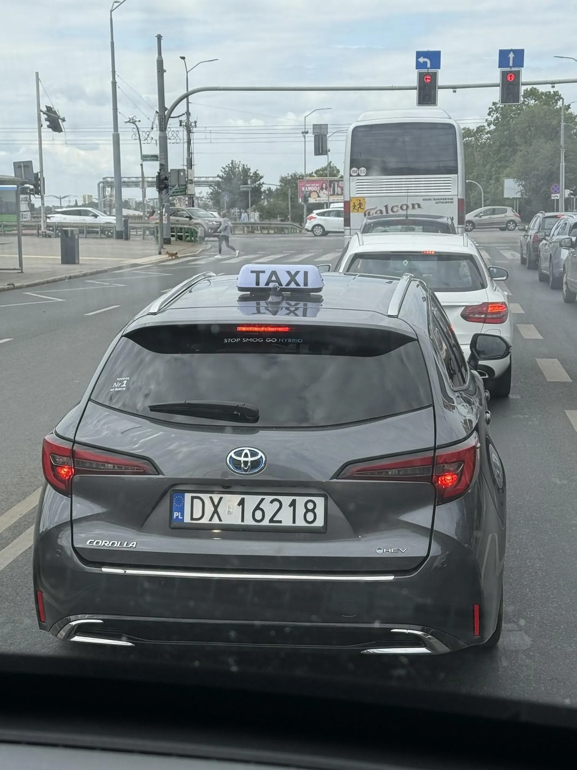 Złotówa, jeździ po Szczecinie, zajeżdża drogę i wymusza pierwszeństwo.